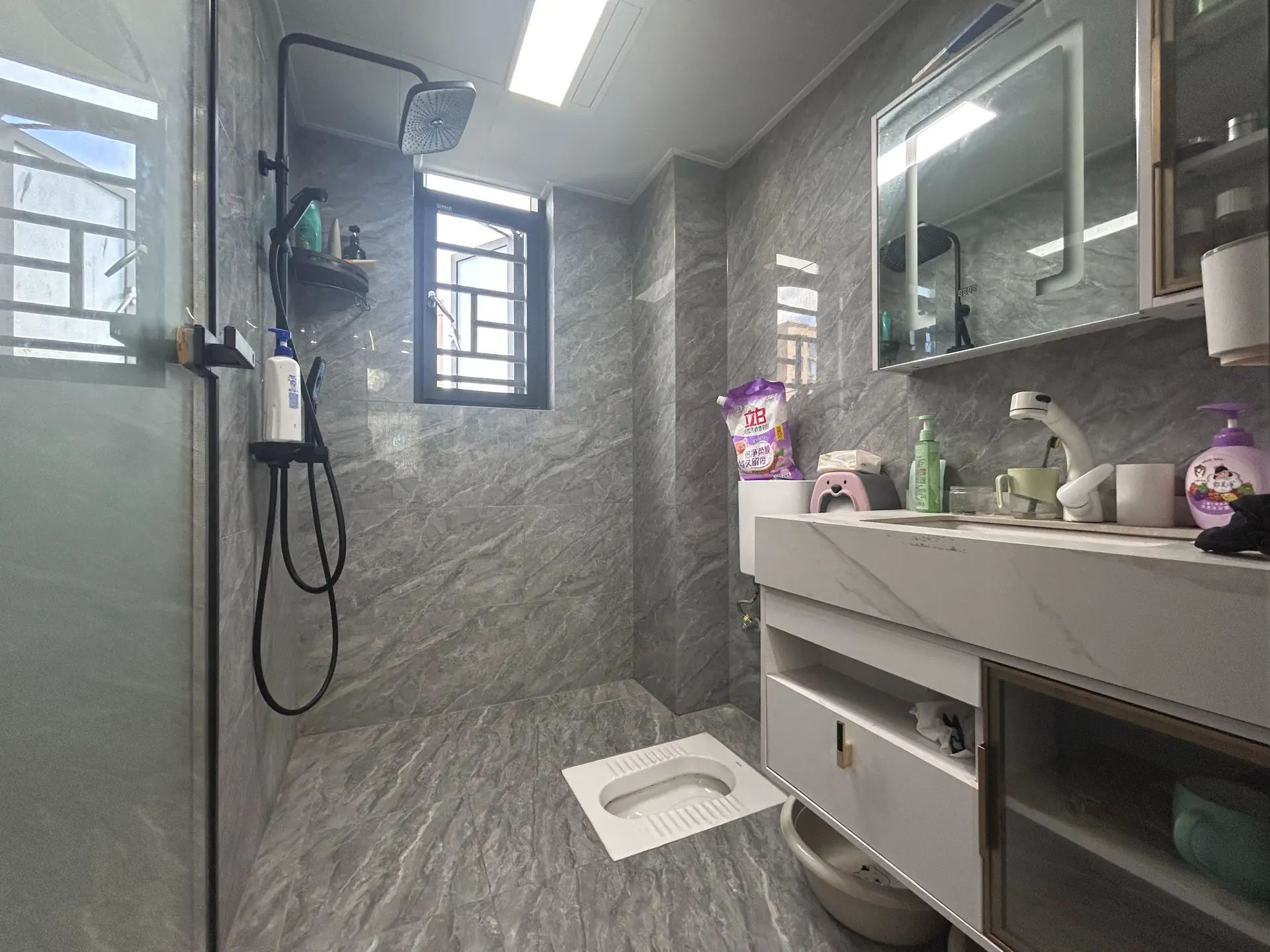 仙桃当代满庭春3室2厅2卫精装修保养完好，67优价出售！