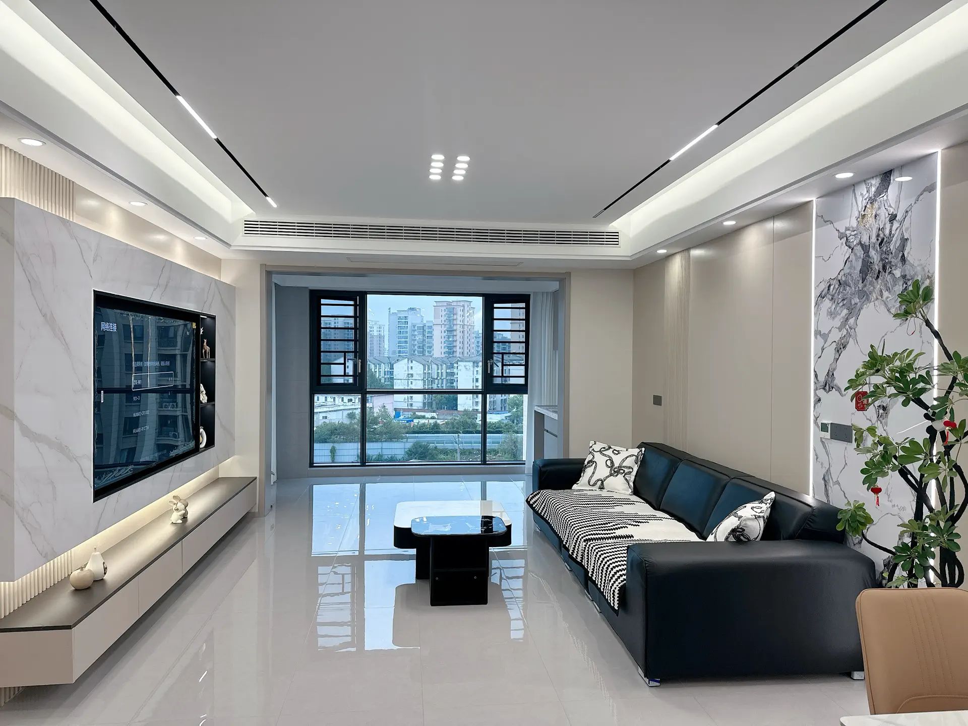 御湖世家3室2厅2卫大边户全新装修证件满两年！