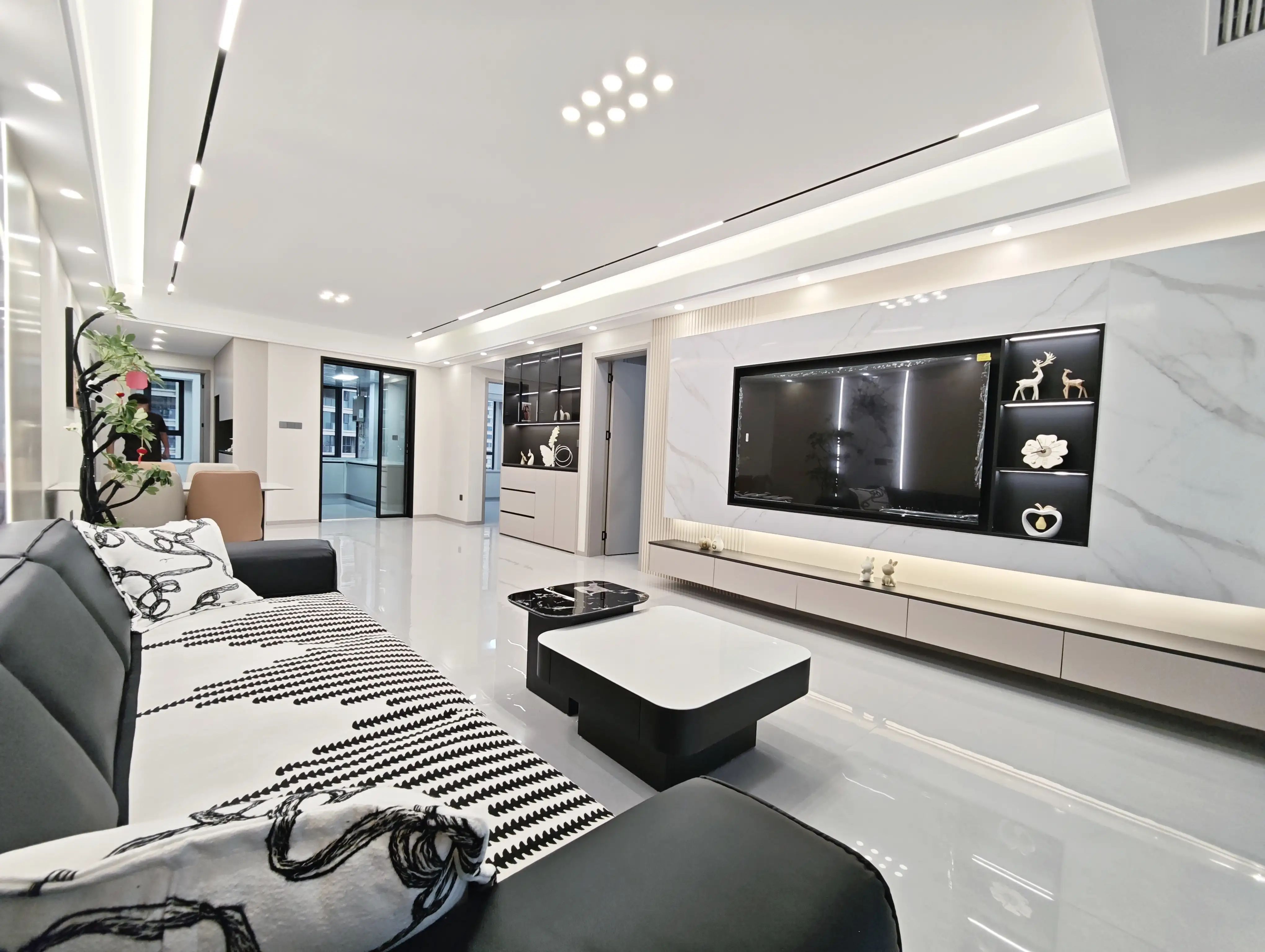 御湖世家3室2厅2卫大边户全新装修证件满两年！