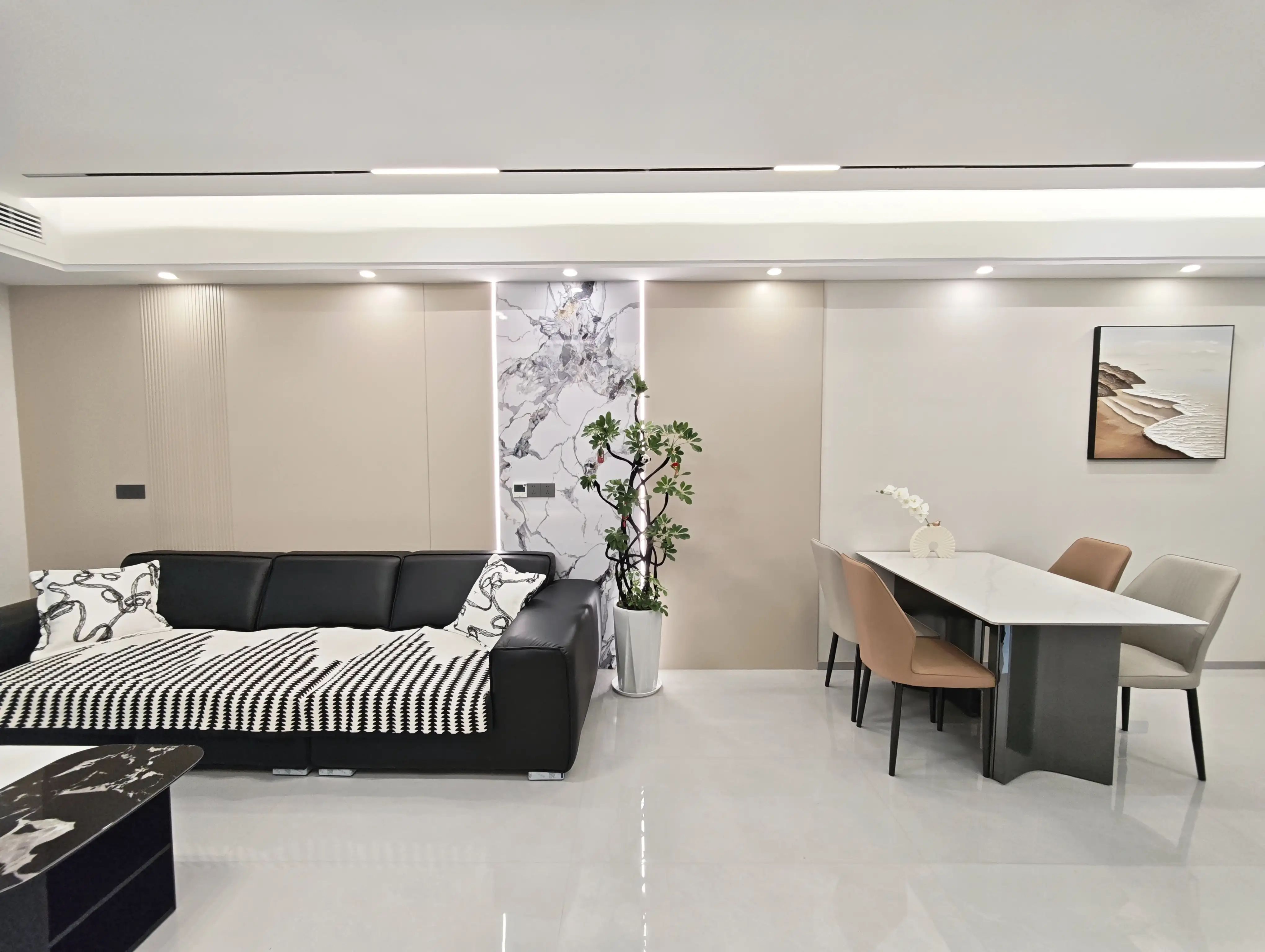 御湖世家3室2厅2卫大边户全新装修证件满两年！