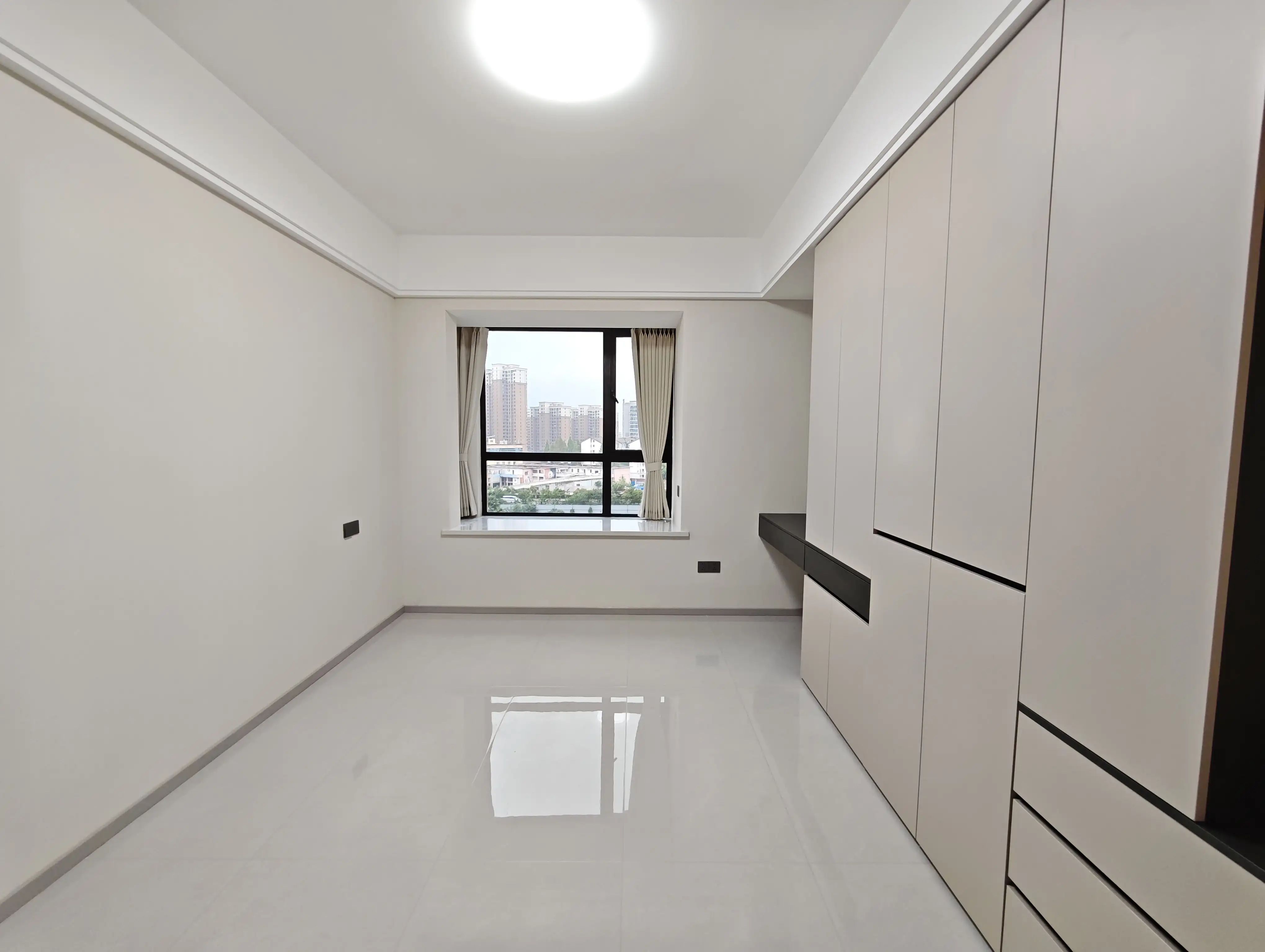 御湖世家3室2厅2卫大边户全新装修证件满两年！