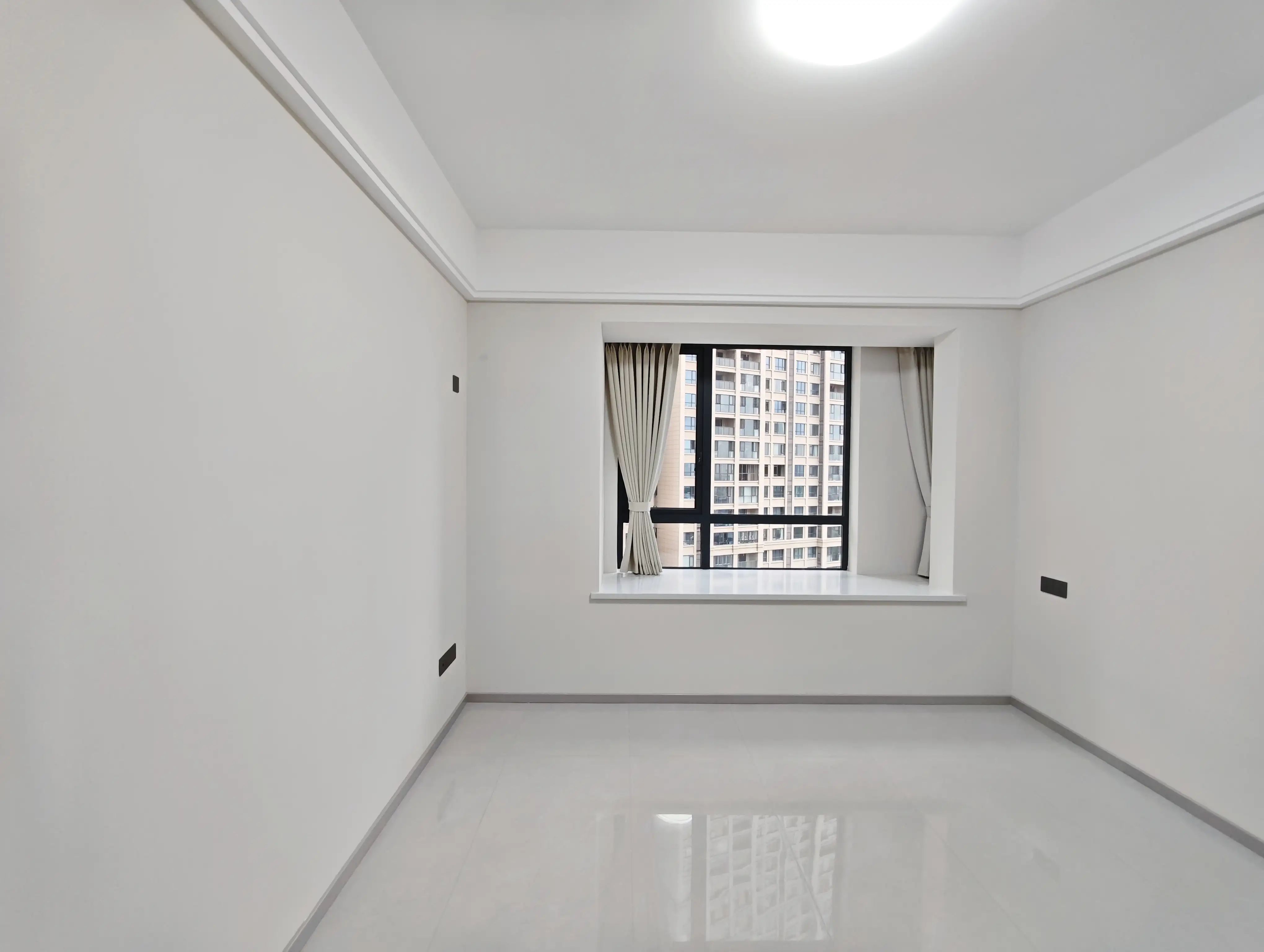 御湖世家3室2厅2卫大边户全新装修证件满两年！