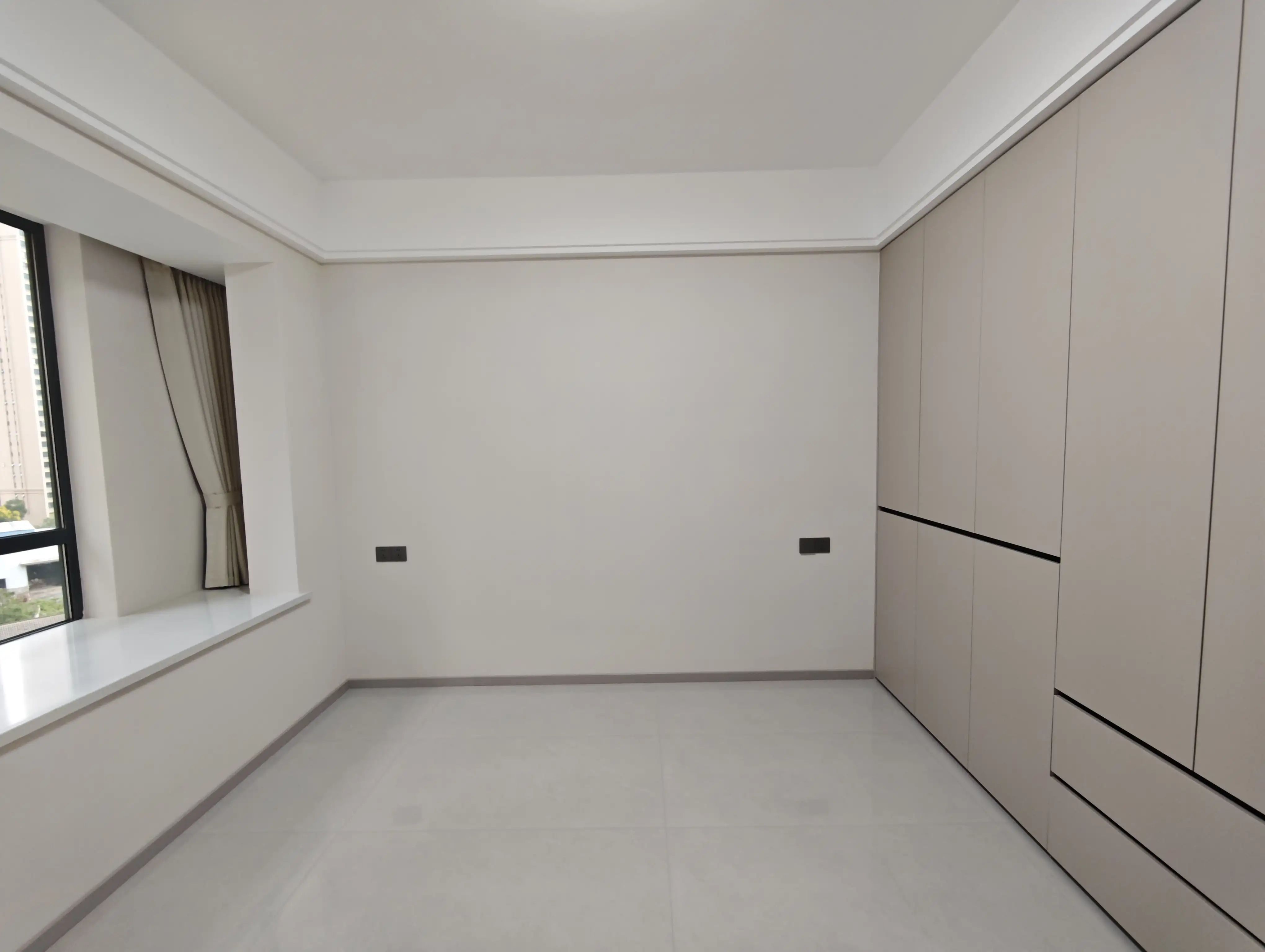 御湖世家3室2厅2卫大边户全新装修证件满两年！