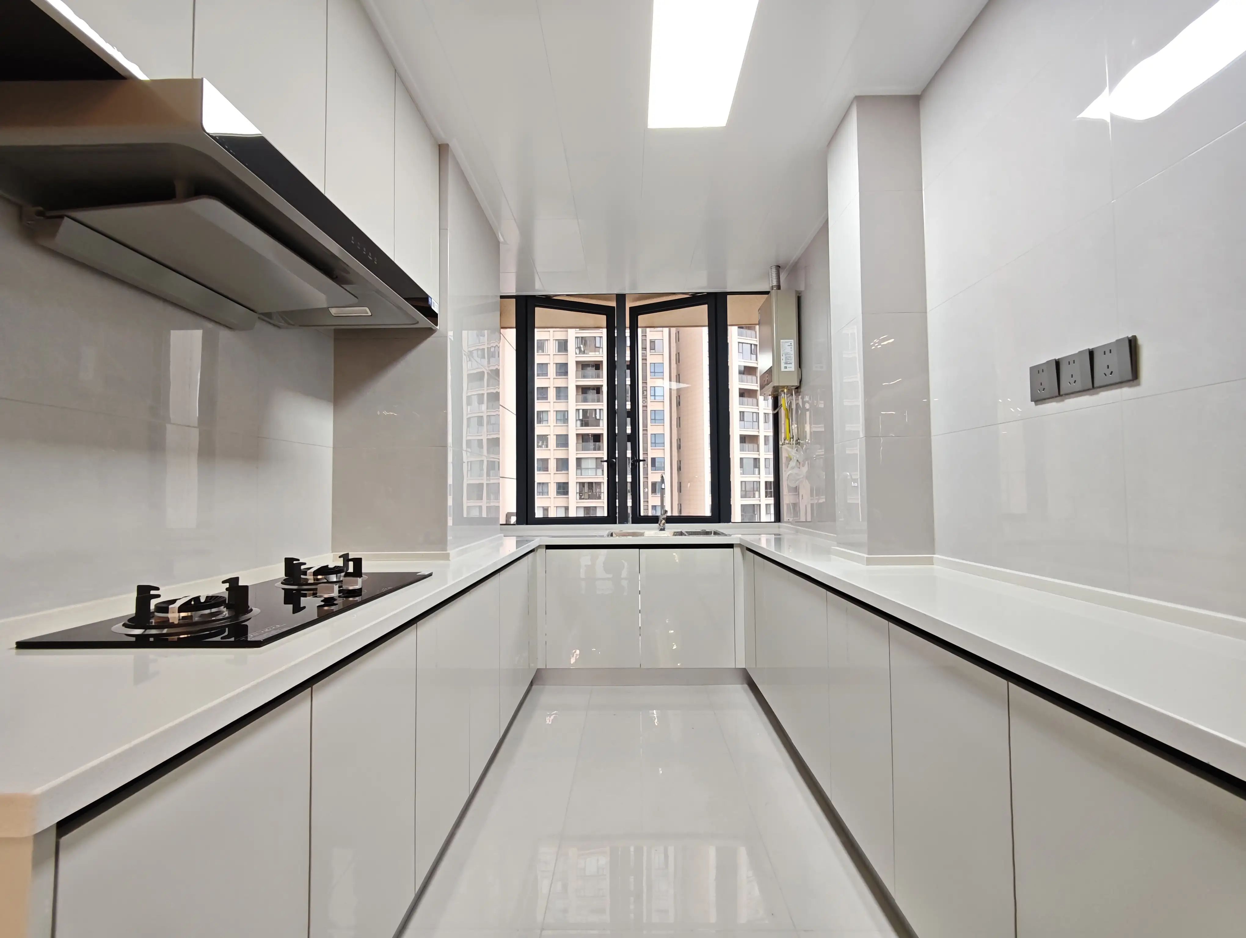 御湖世家3室2厅2卫大边户全新装修证件满两年！