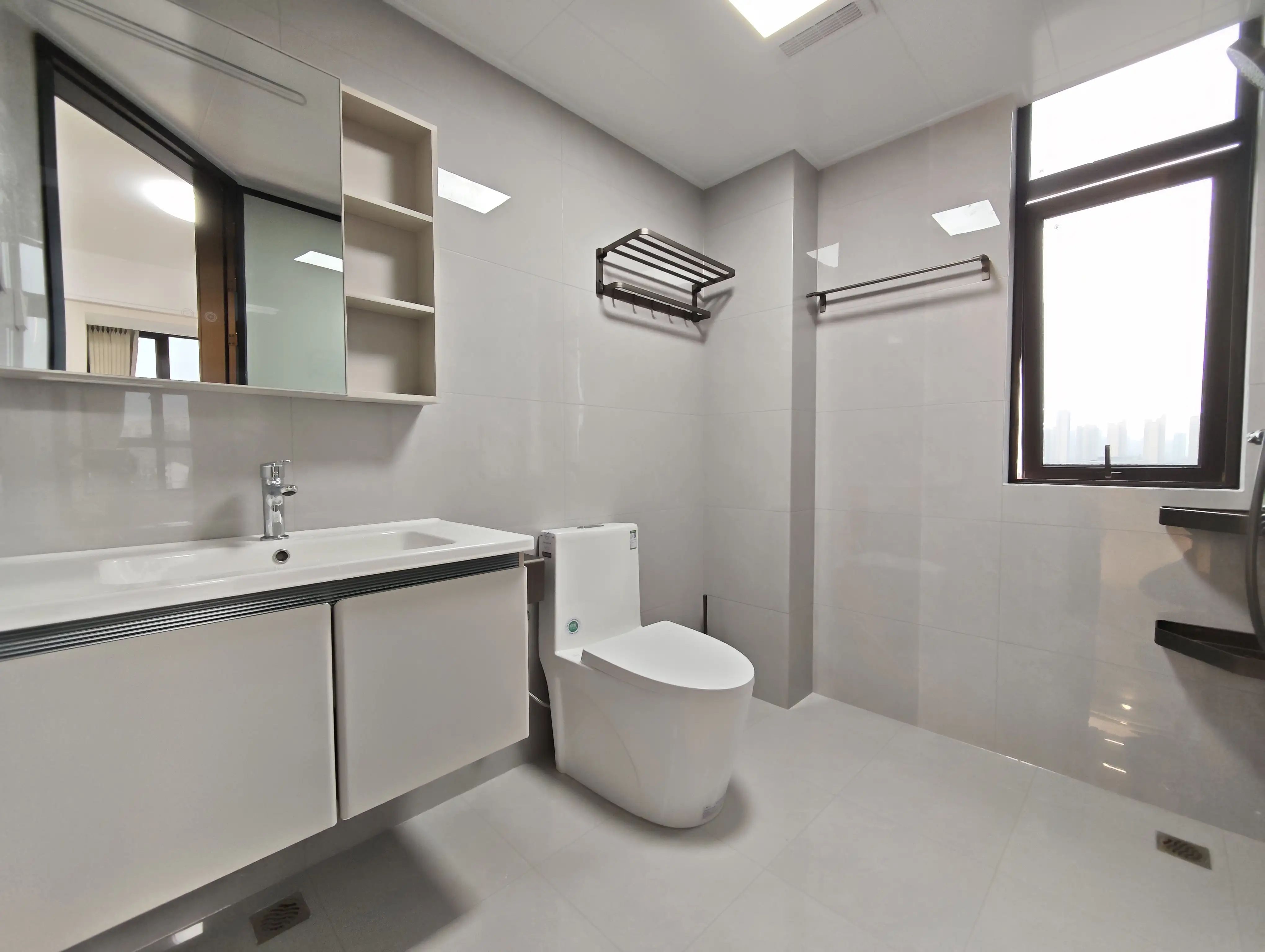 御湖世家3室2厅2卫大边户全新装修证件满两年！