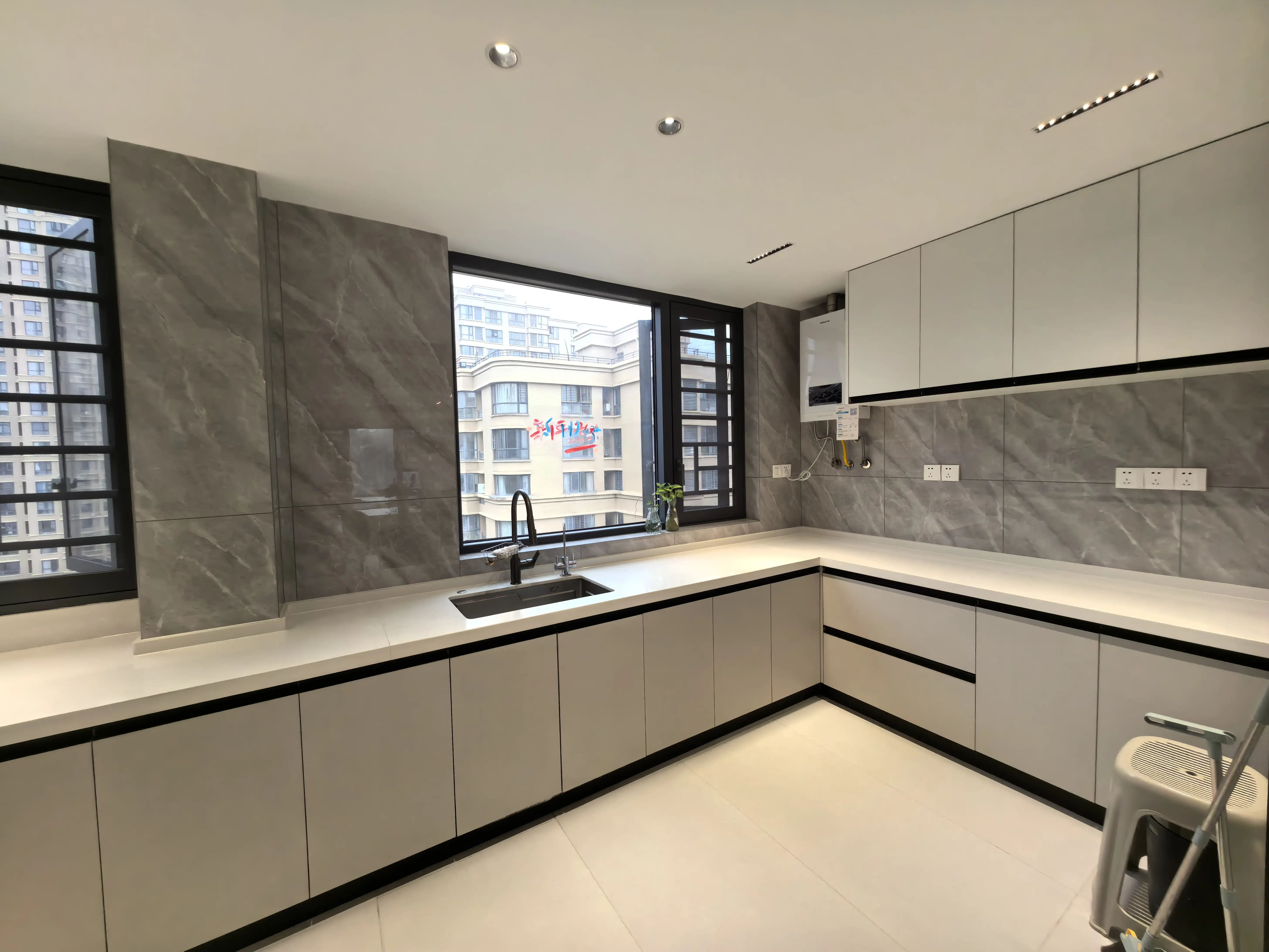 公园世家3室2厅2卫全新精装修没有怎么住过,家具家电全配，拎包即住！