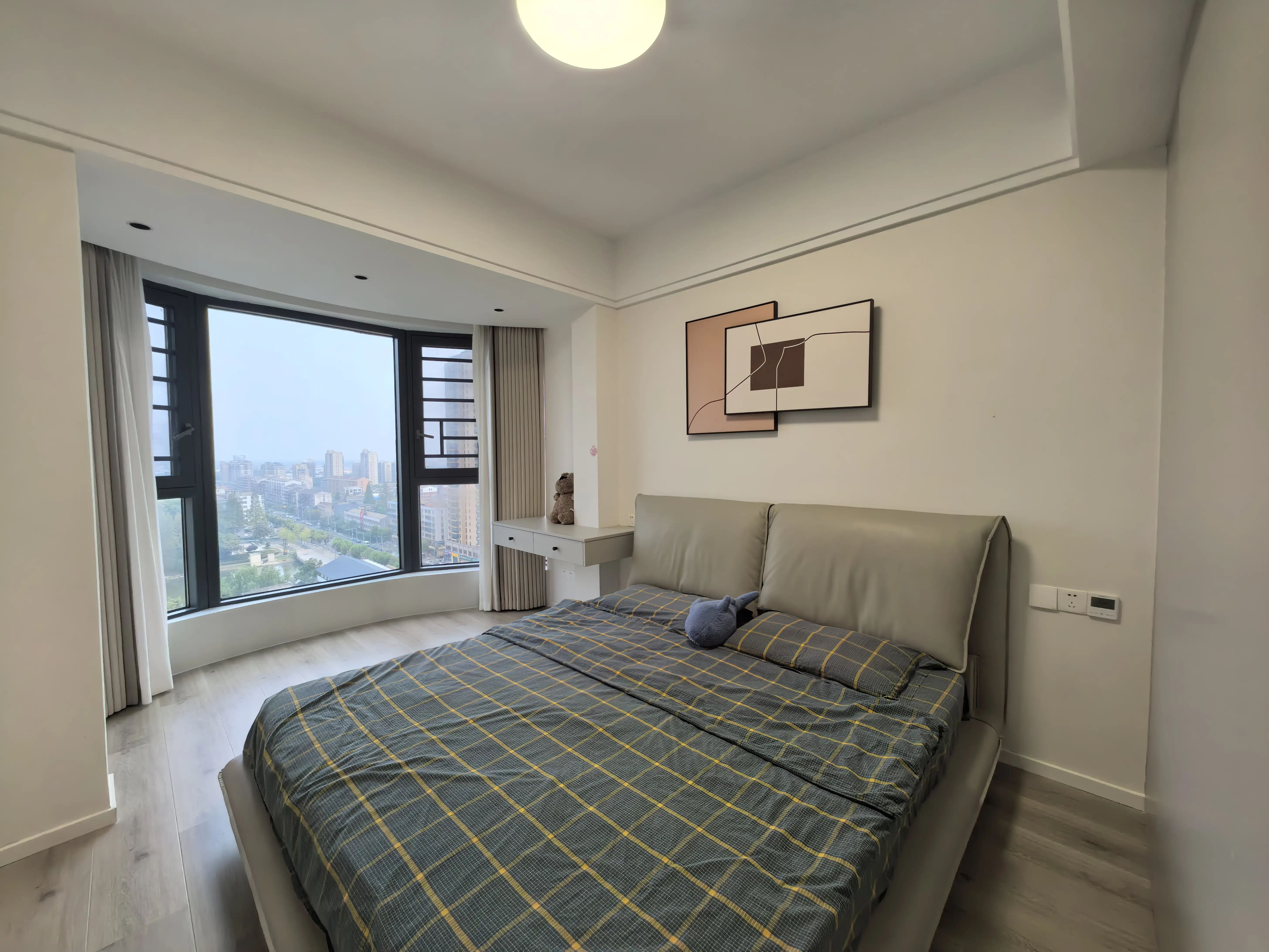 公园世家3室2厅2卫全新精装修没有怎么住过,家具家电全配，拎包即住！