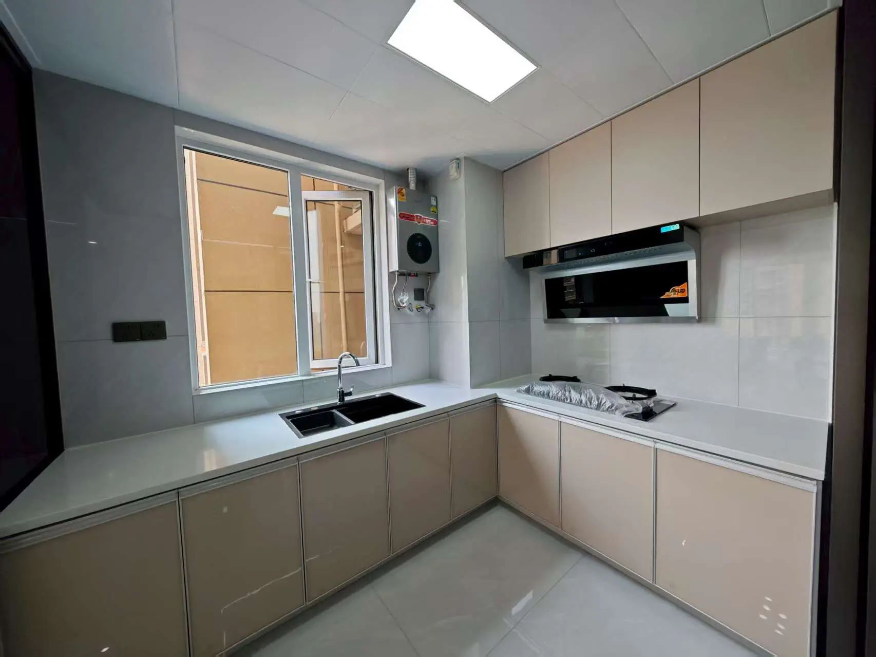 元泰未来城B2区，3室2厅2卫精装修拎包即住！