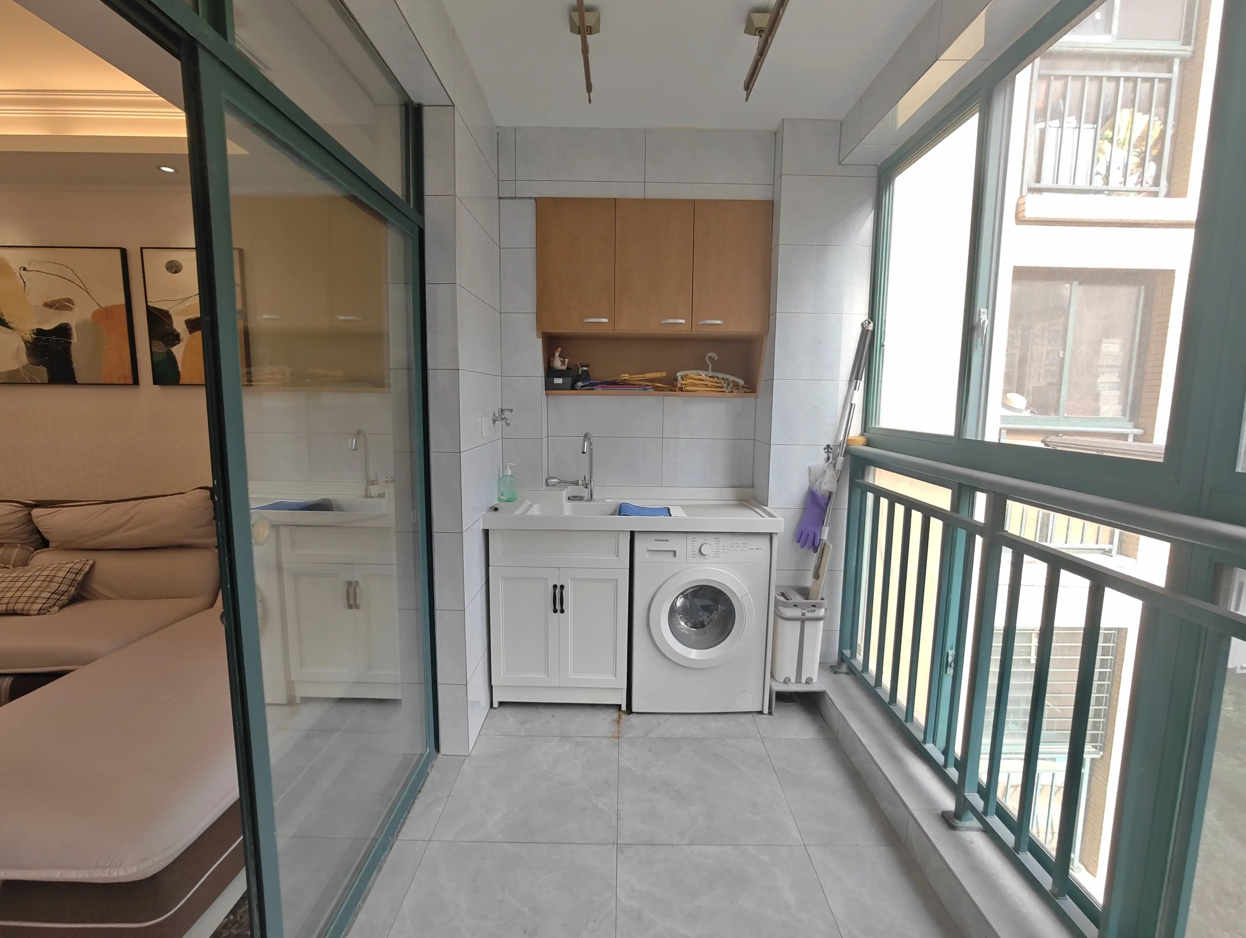 新城壹号3室2厅2卫精装修拎包即住远离高速没有燥音！