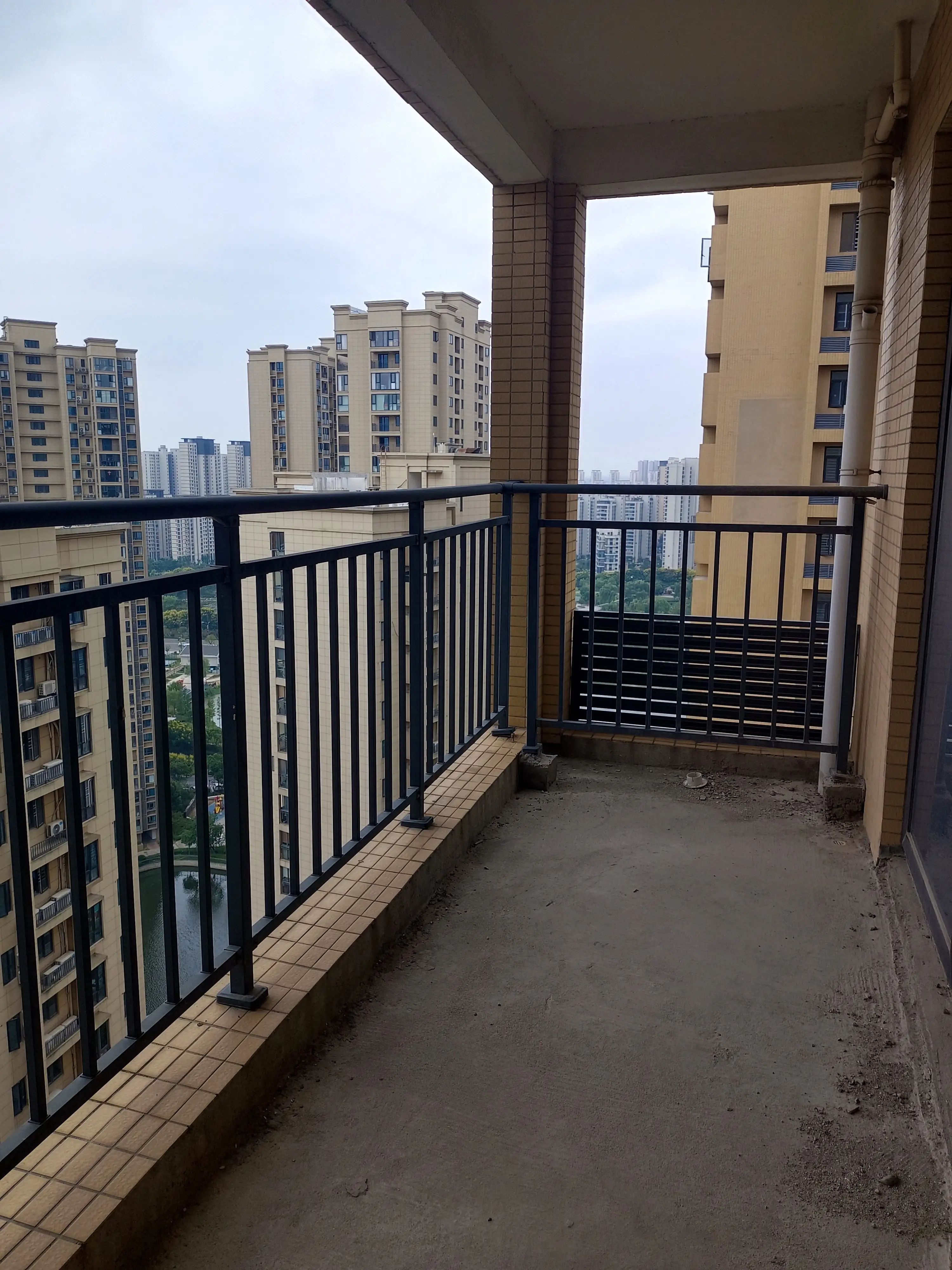 森林国际城3室2厅2卫全新毛坯房优价出售！