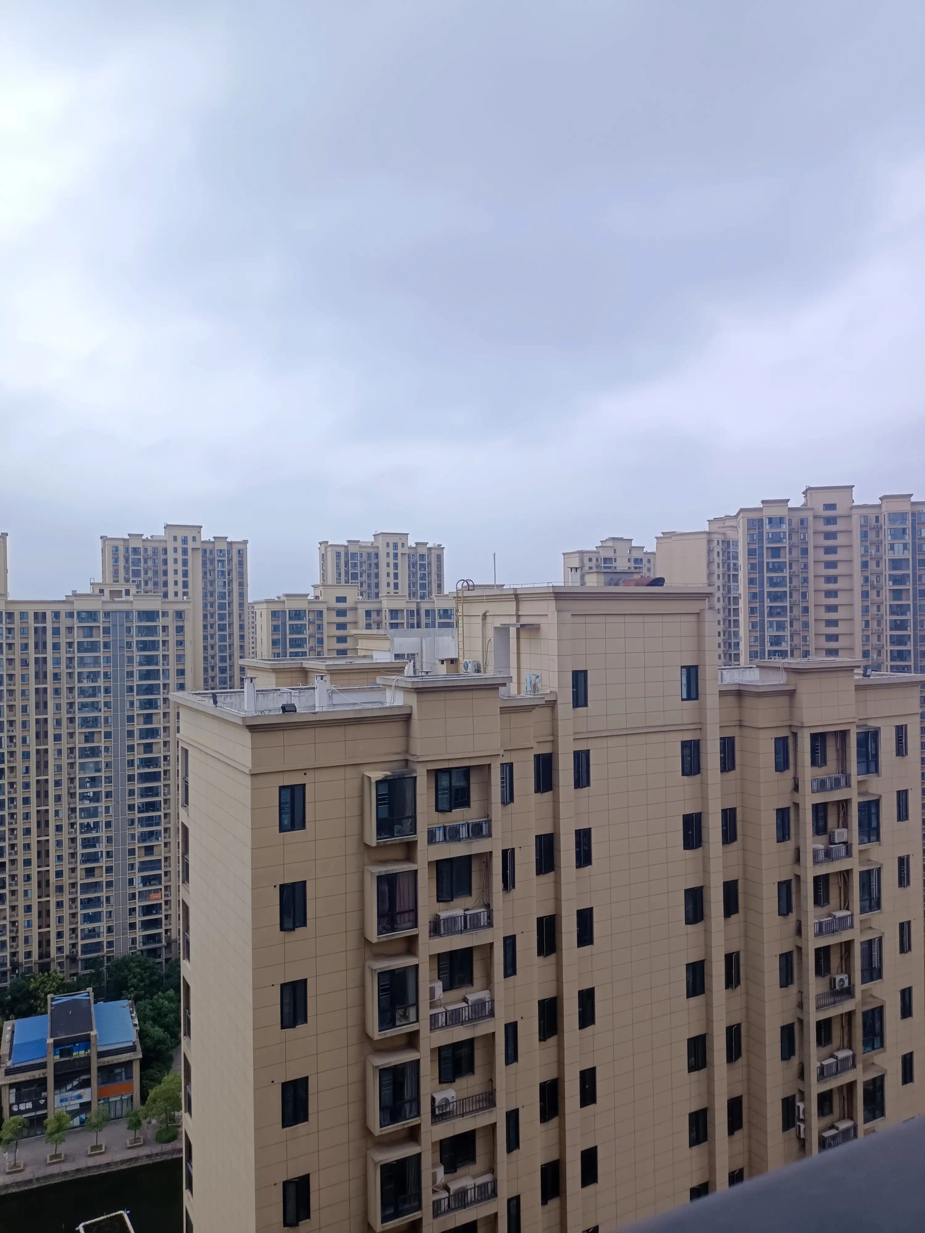 森林国际城3室2厅2卫全新毛坯房优价出售！