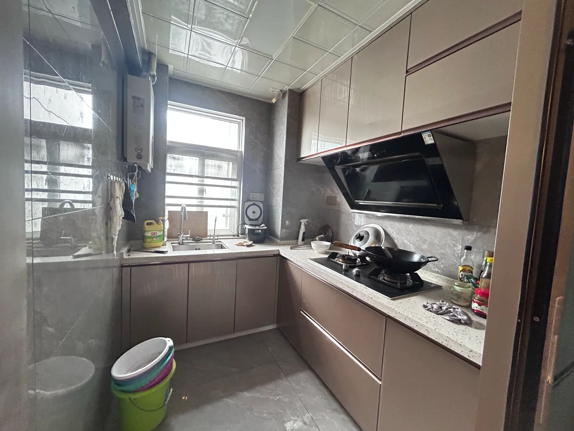 福星城3室2厅2卫精装修家具家电齐全保养完好优价出售！