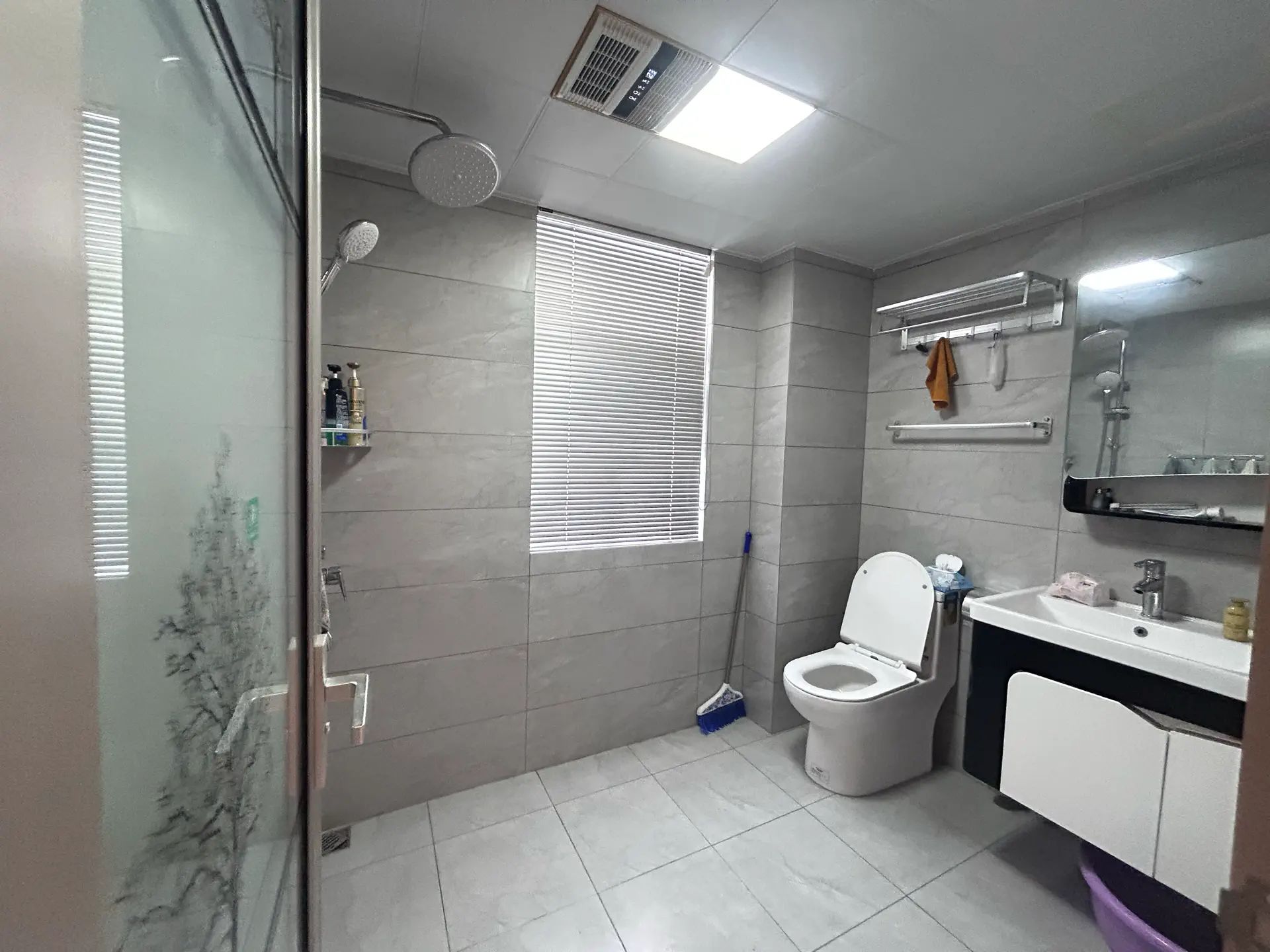 福星城3室2厅2卫精装修家具家电齐全保养完好优价出售！