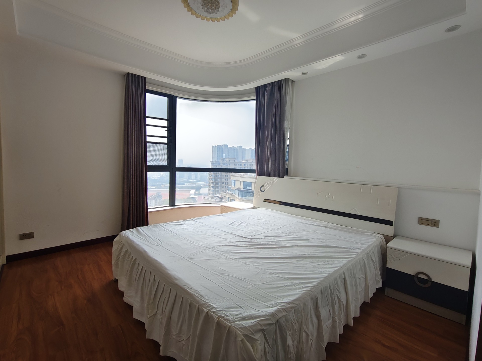 御台公馆.电梯边户.精装三房.看房有钥匙.