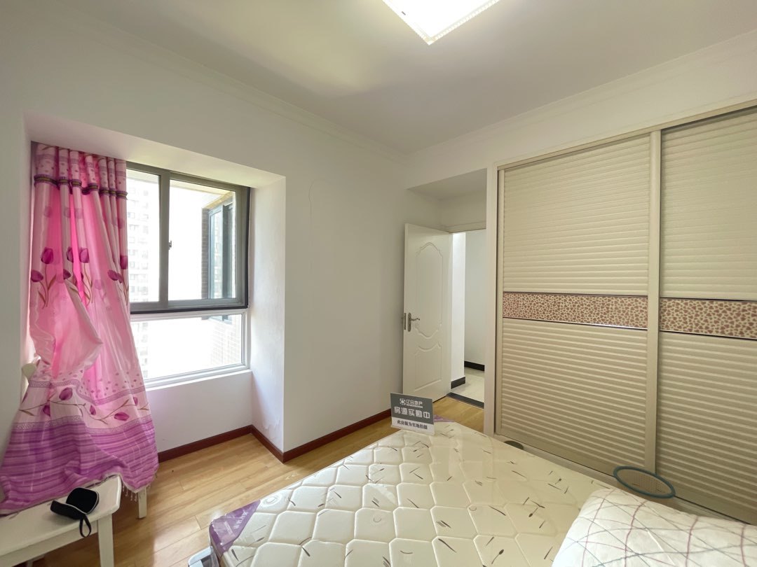 漫城林语3室2厅1卫精装修保养完好优价出售！