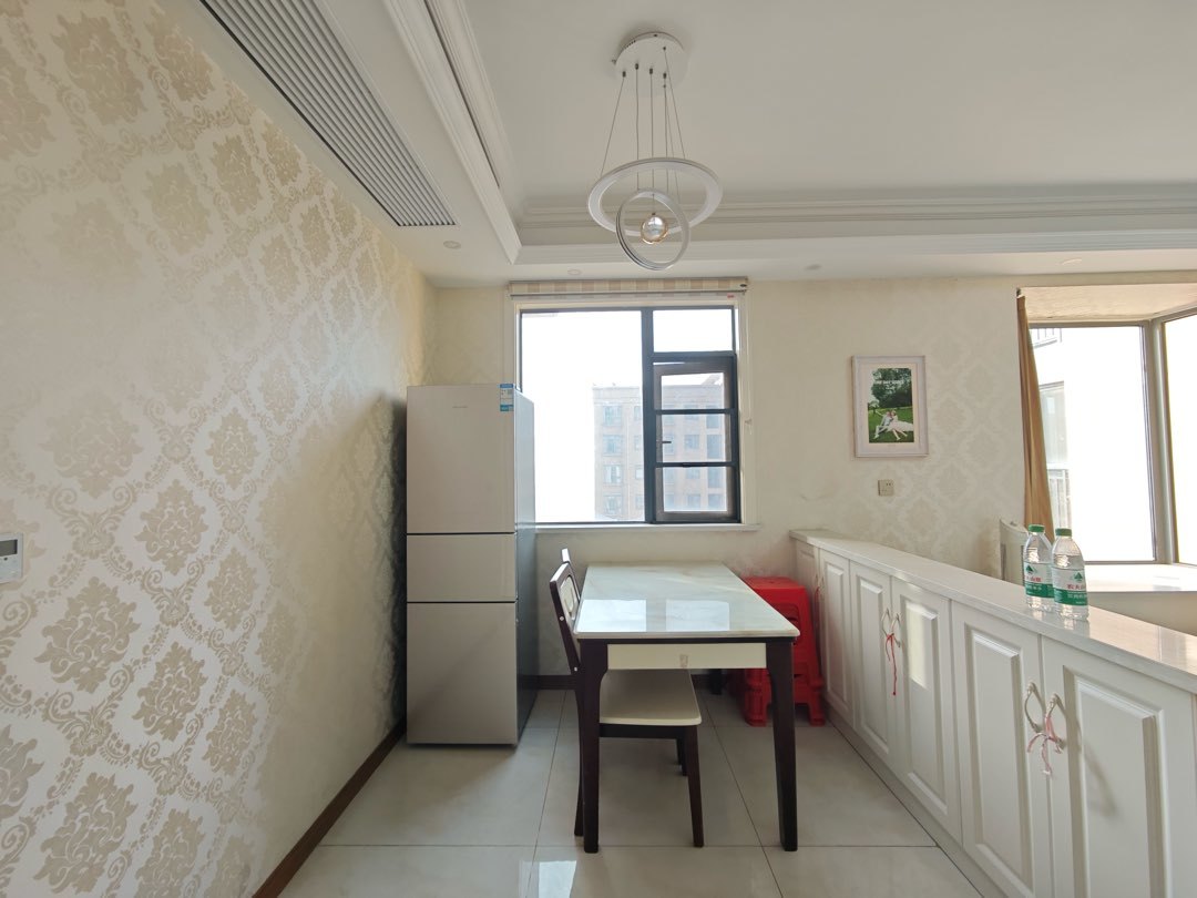 紫润尚城3室2厅1精装修家具家电齐全拎包即住！