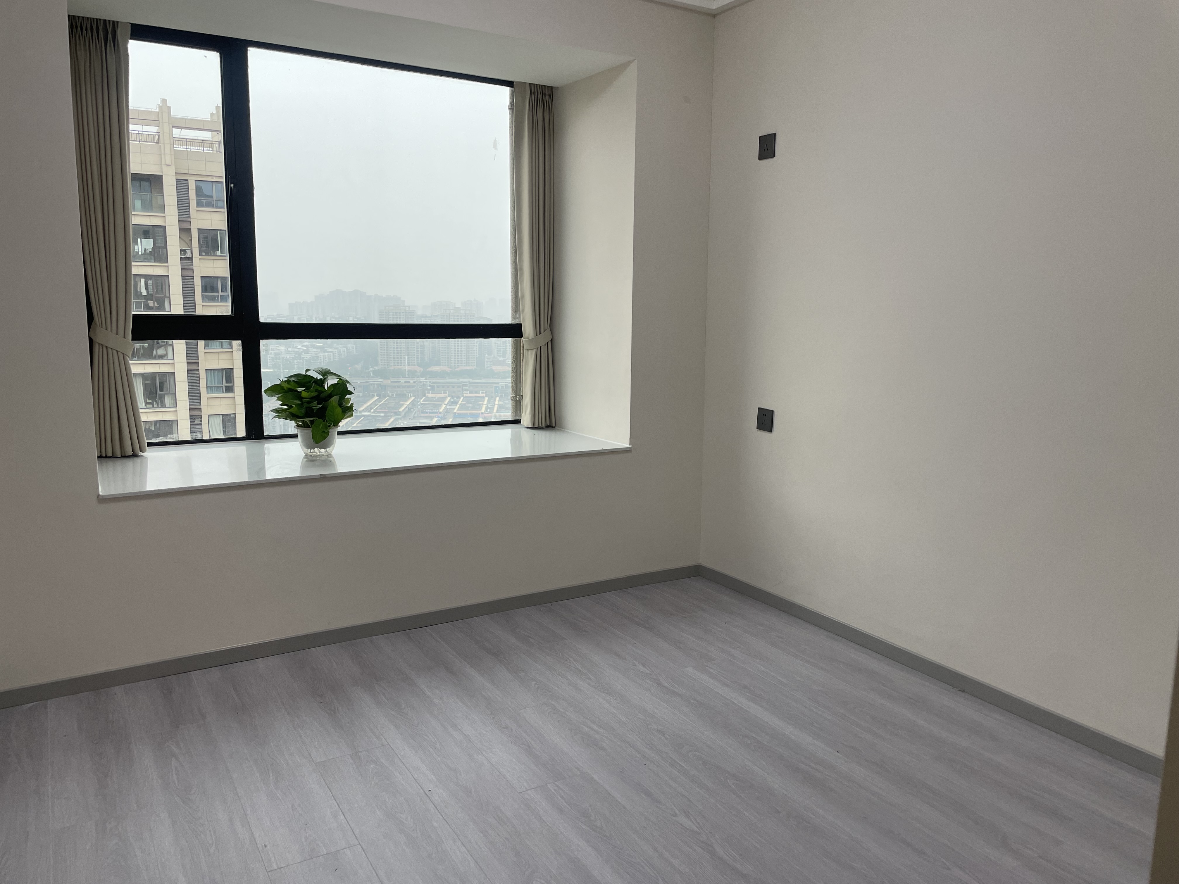 御湖世家3室2厅2卫家具家电齐全适合做婚房年底要结緍的理想选择！