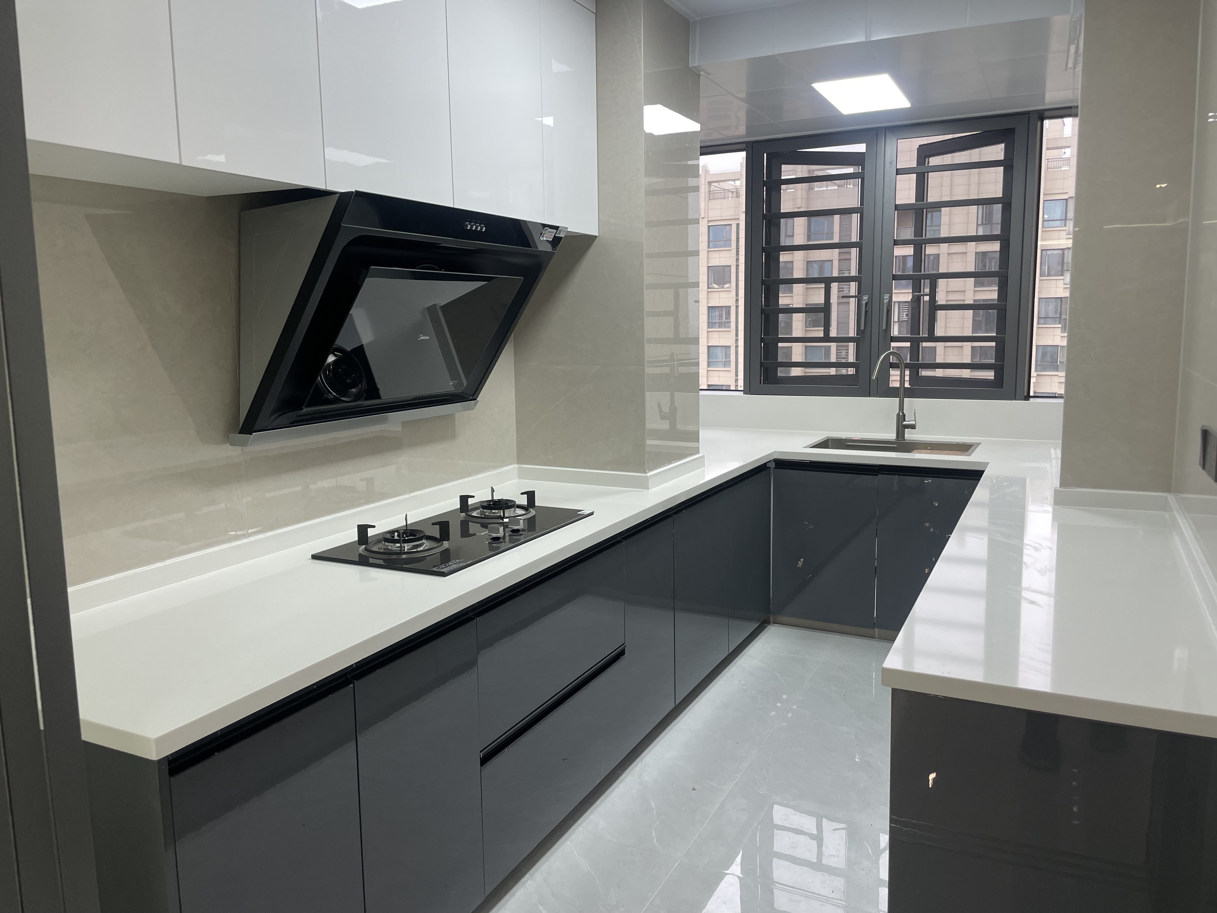 御湖世家3室2厅2卫家具家电齐全适合做婚房年底要结緍的理想选择！