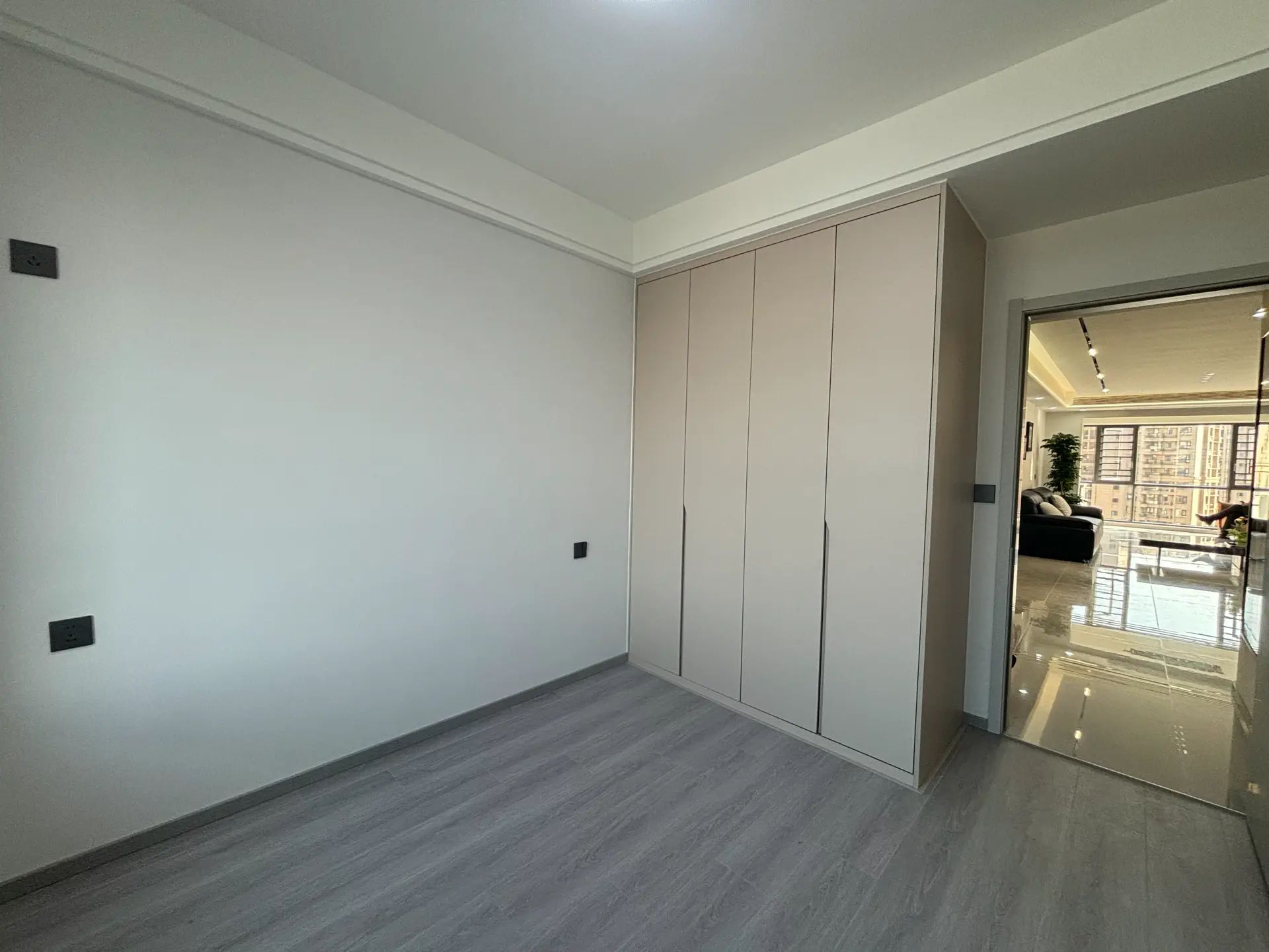 城南优秀小区高梯房楼下就是雪校菜场在对面全新精装修