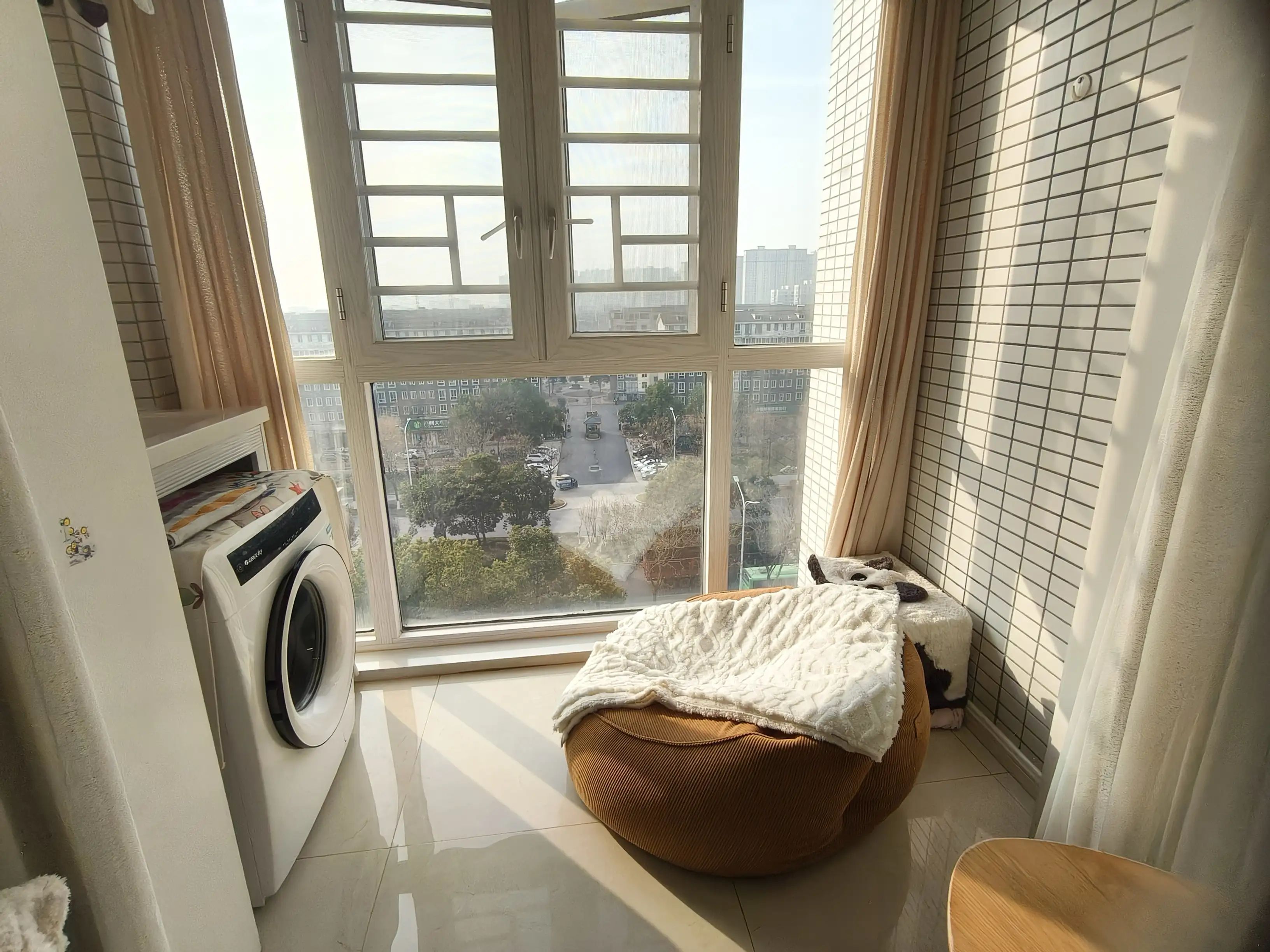 仙桃一中对面2室2厅1卫精装修保养完好像新的一样，优价出售！