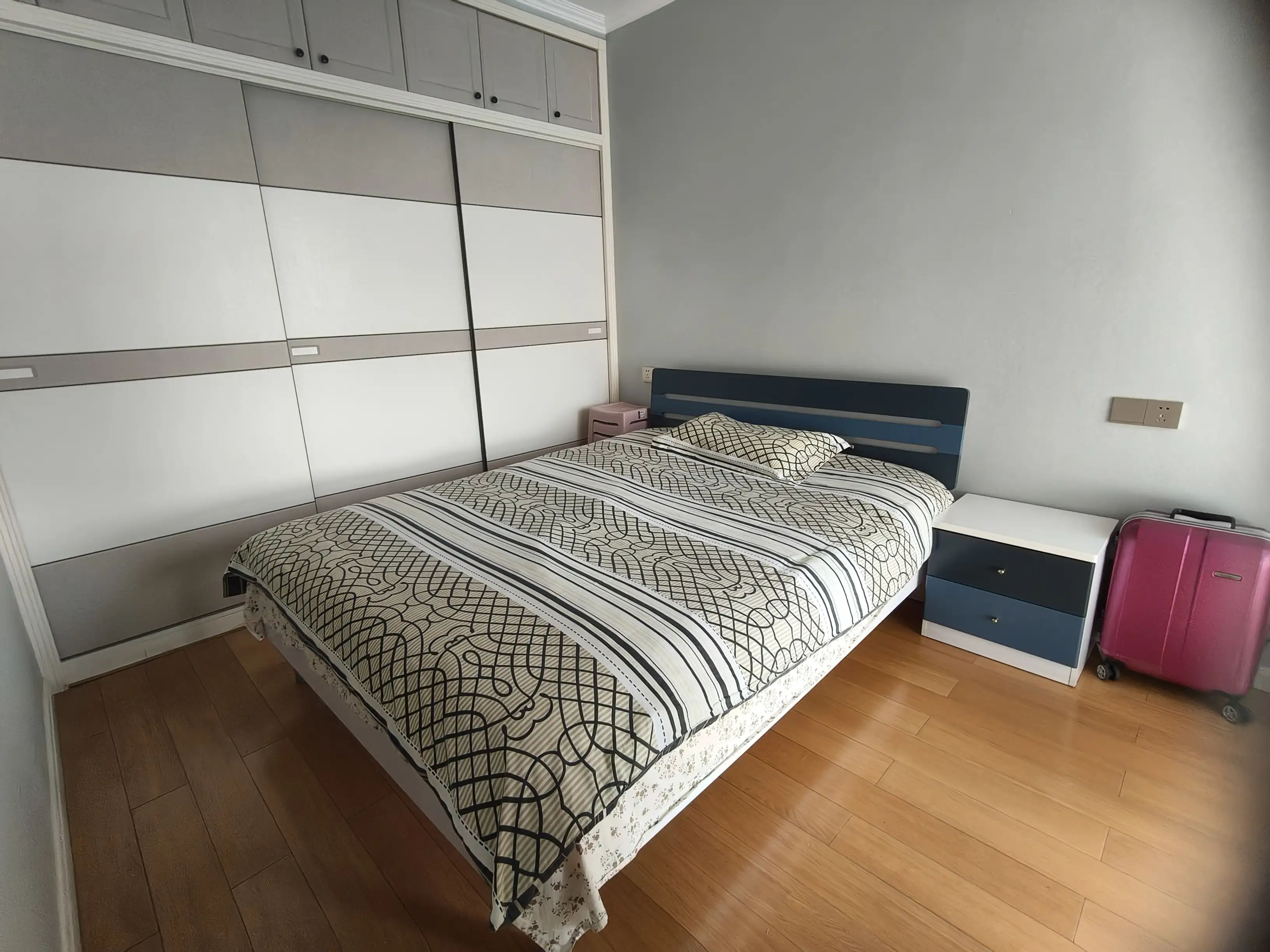 仙桃一中对面2室2厅1卫精装修保养完好像新的一样，优价出售！