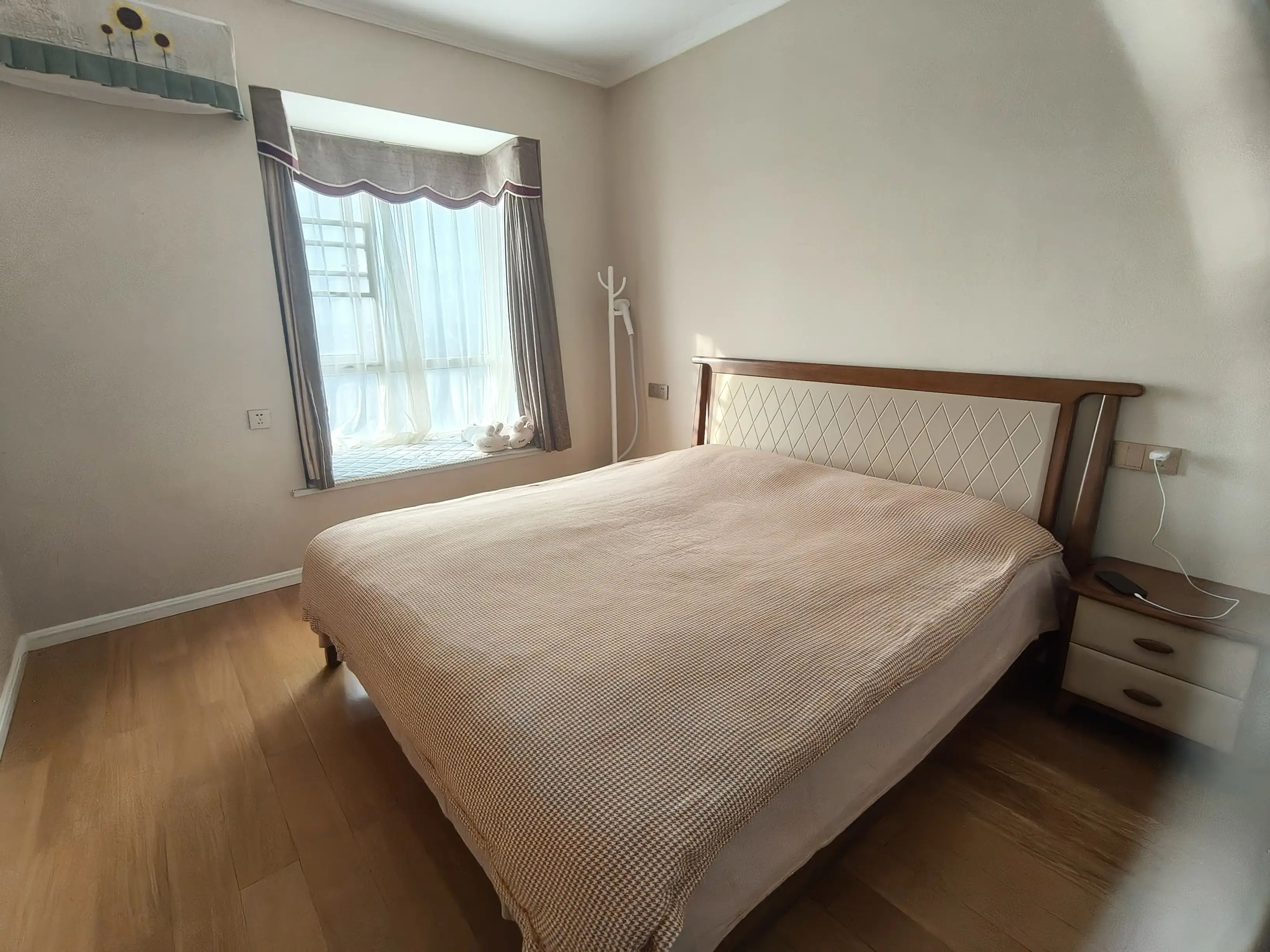 仙桃一中对面2室2厅1卫精装修保养完好像新的一样，优价出售！