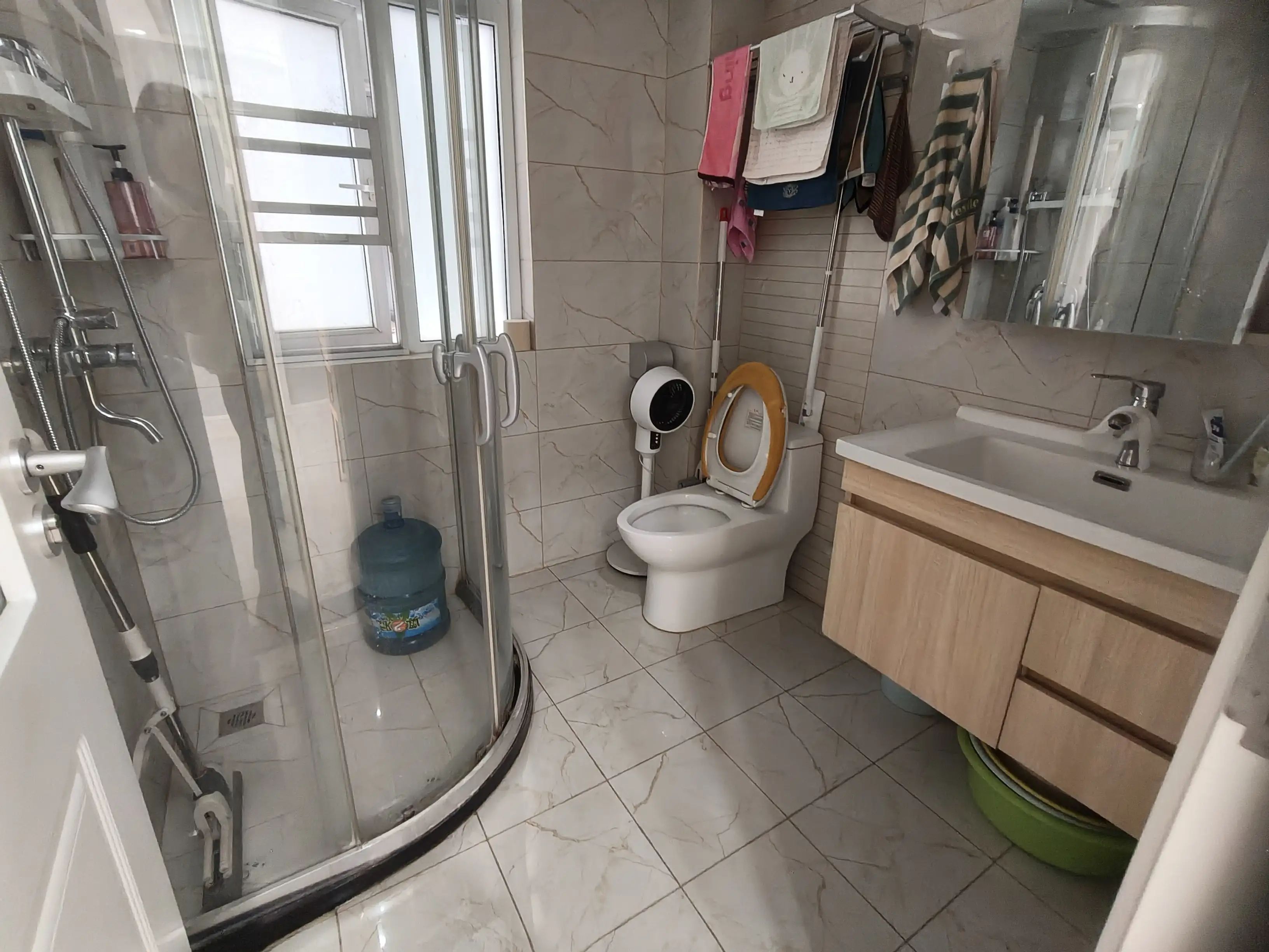 仙桃一中对面2室2厅1卫精装修保养完好像新的一样，优价出售！