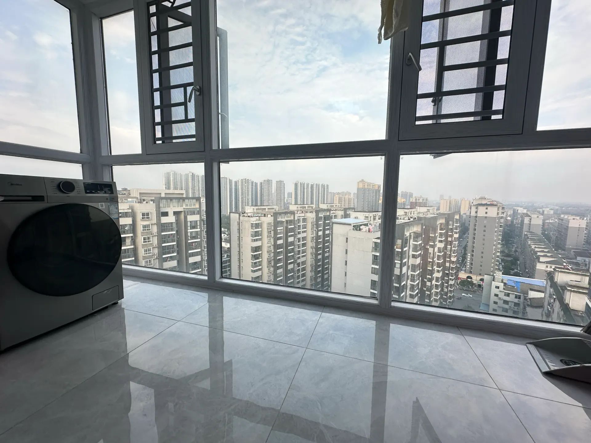 星城国际城市丽景3室两厅精装修没有怎么住过，优价出售！