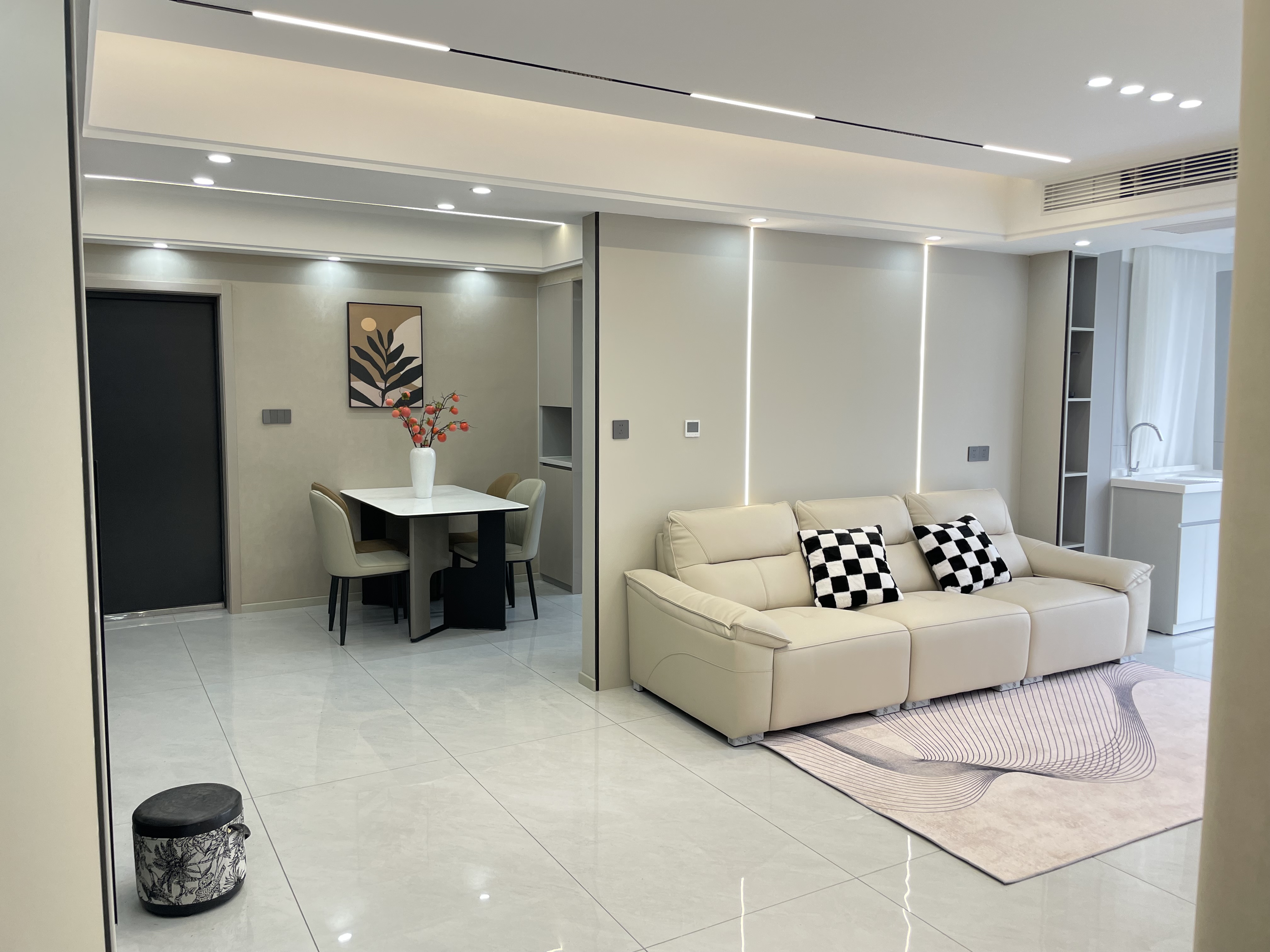 天诚缘3室2厅2卫全新精装修两证全满2年优价出售！