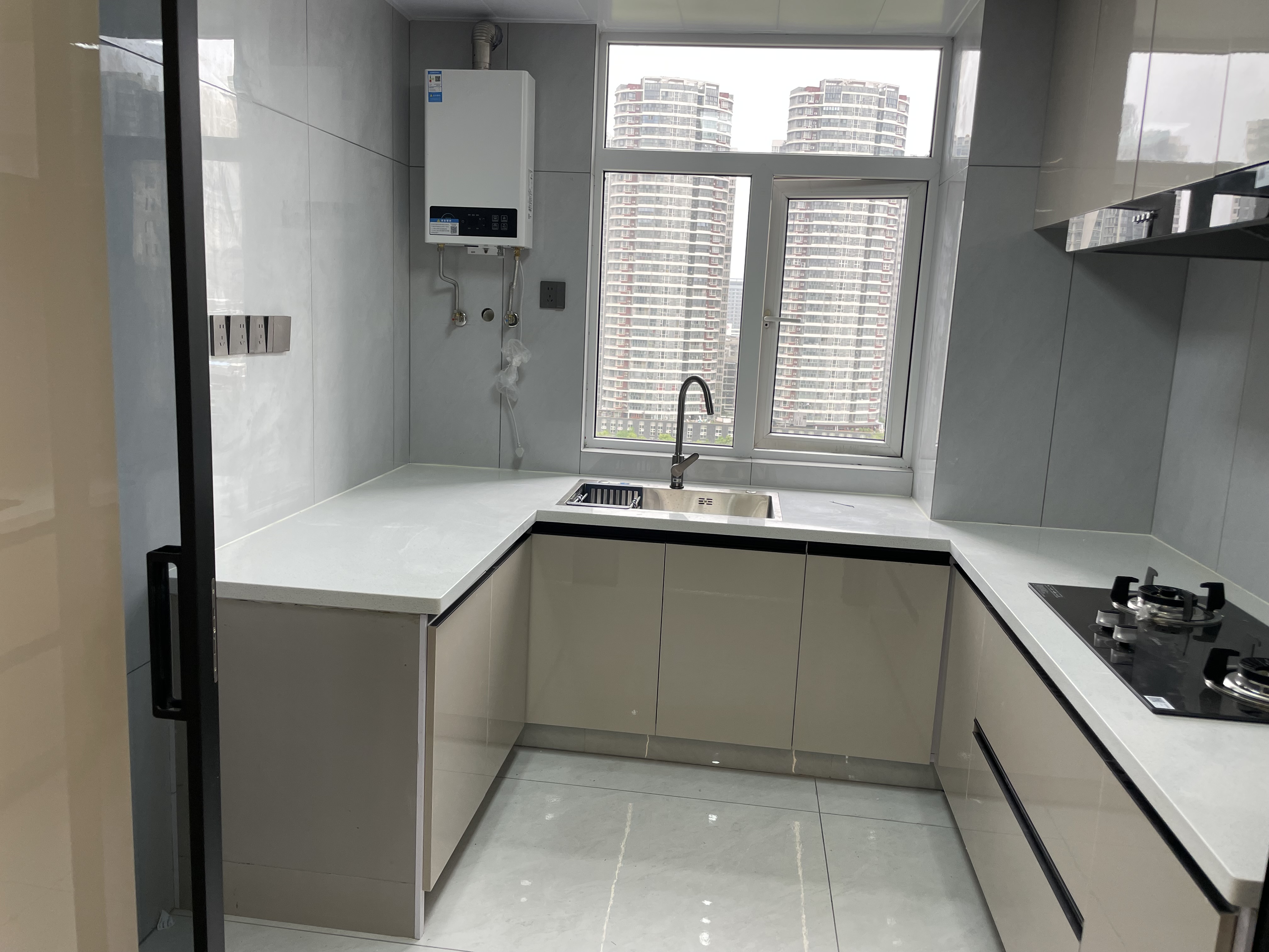 天诚缘3室2厅2卫全新精装修两证全满2年优价出售！