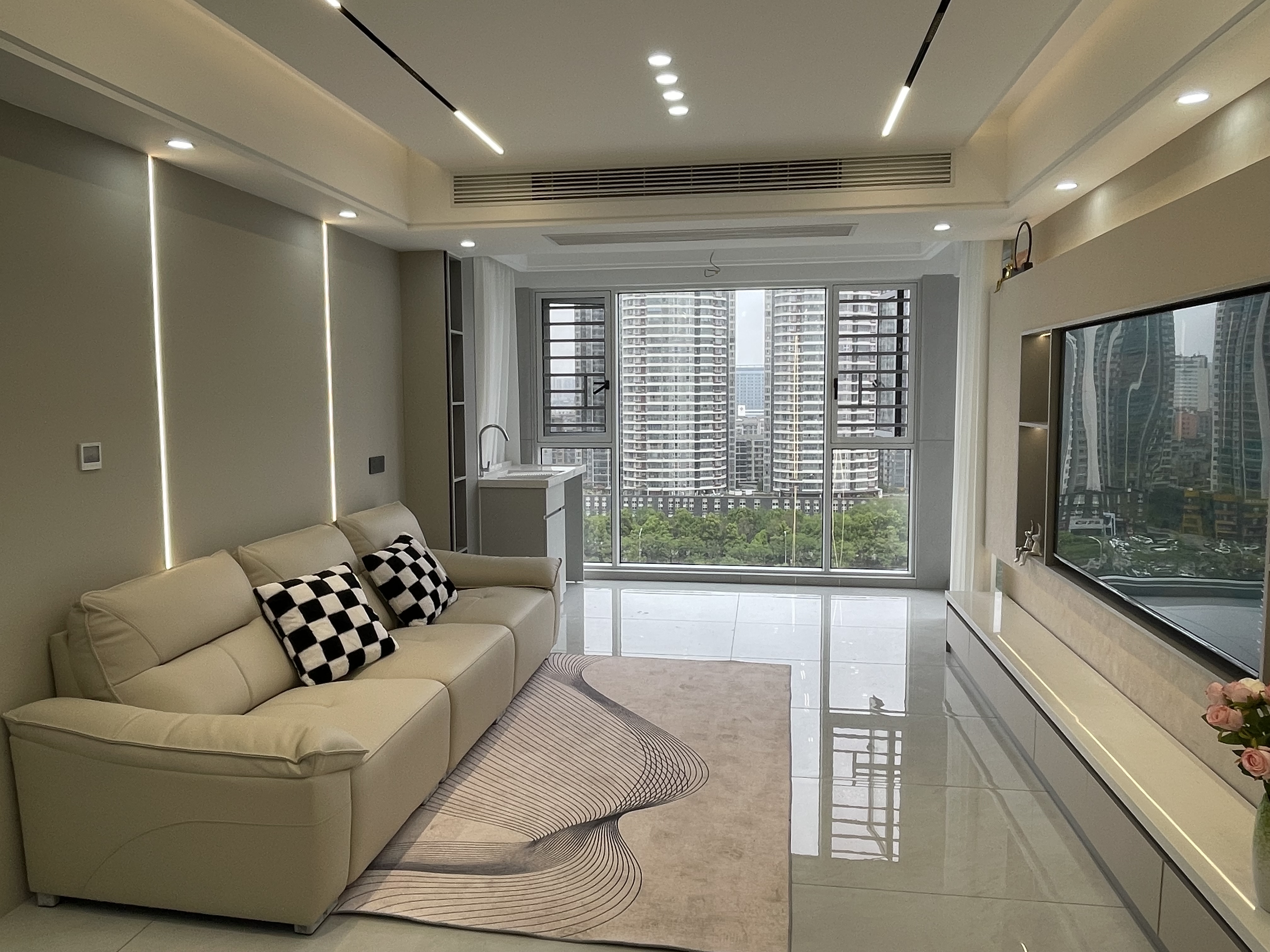 天诚缘3室2厅2卫全新精装修两证全满2年优价出售！