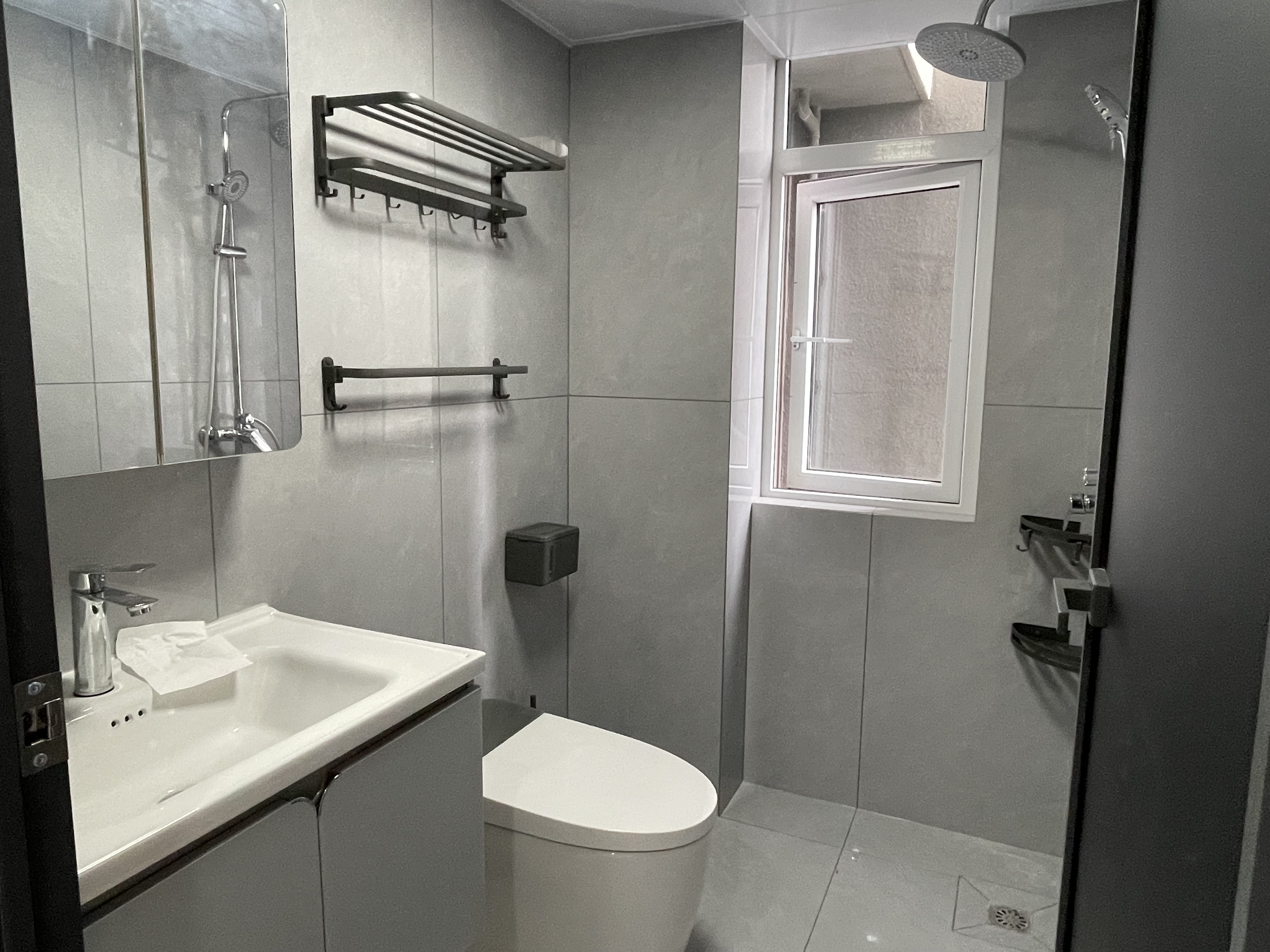 天诚缘3室2厅2卫全新精装修两证全满2年优价出售！