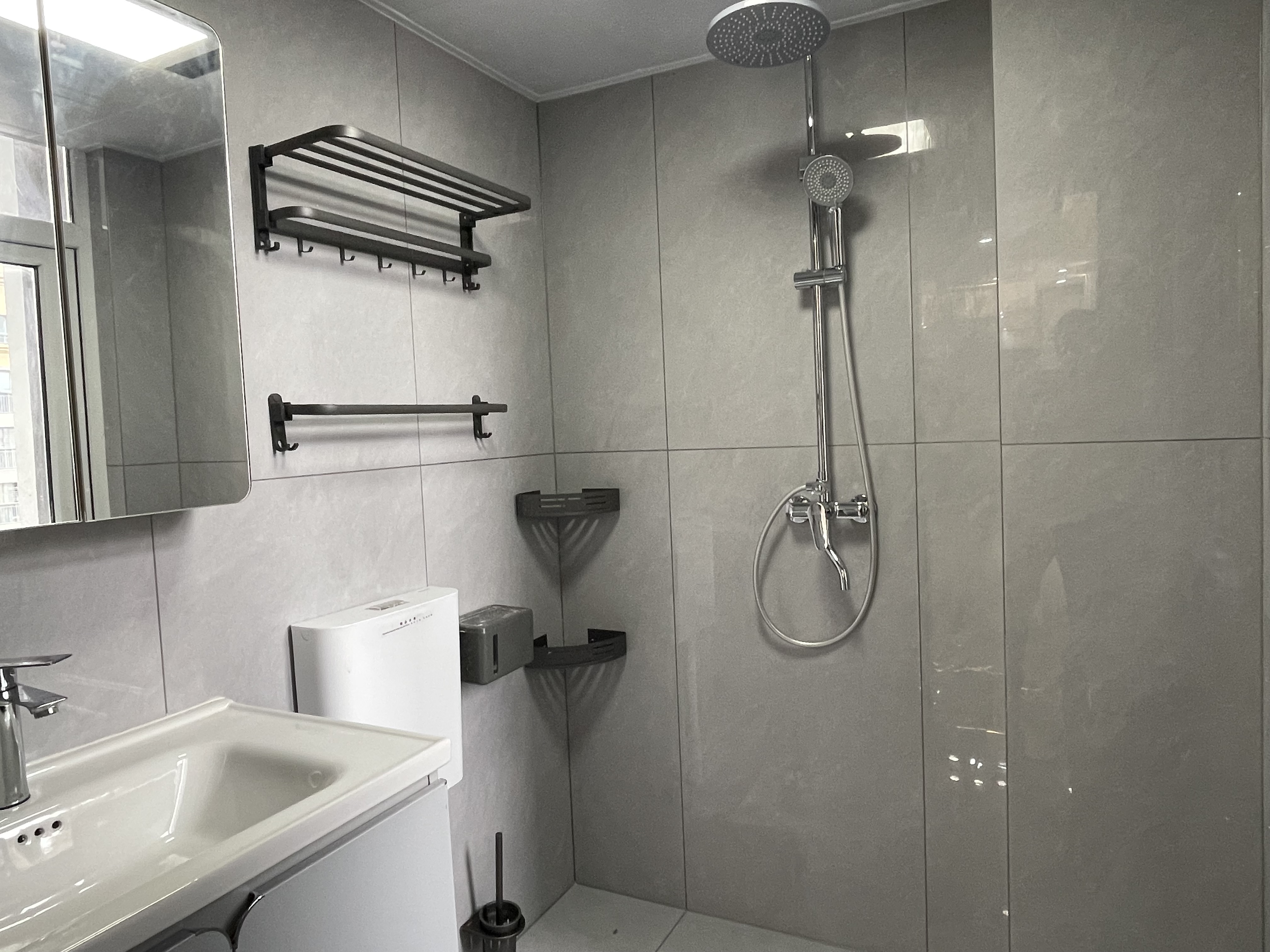 天诚缘3室2厅2卫全新精装修两证全满2年优价出售！