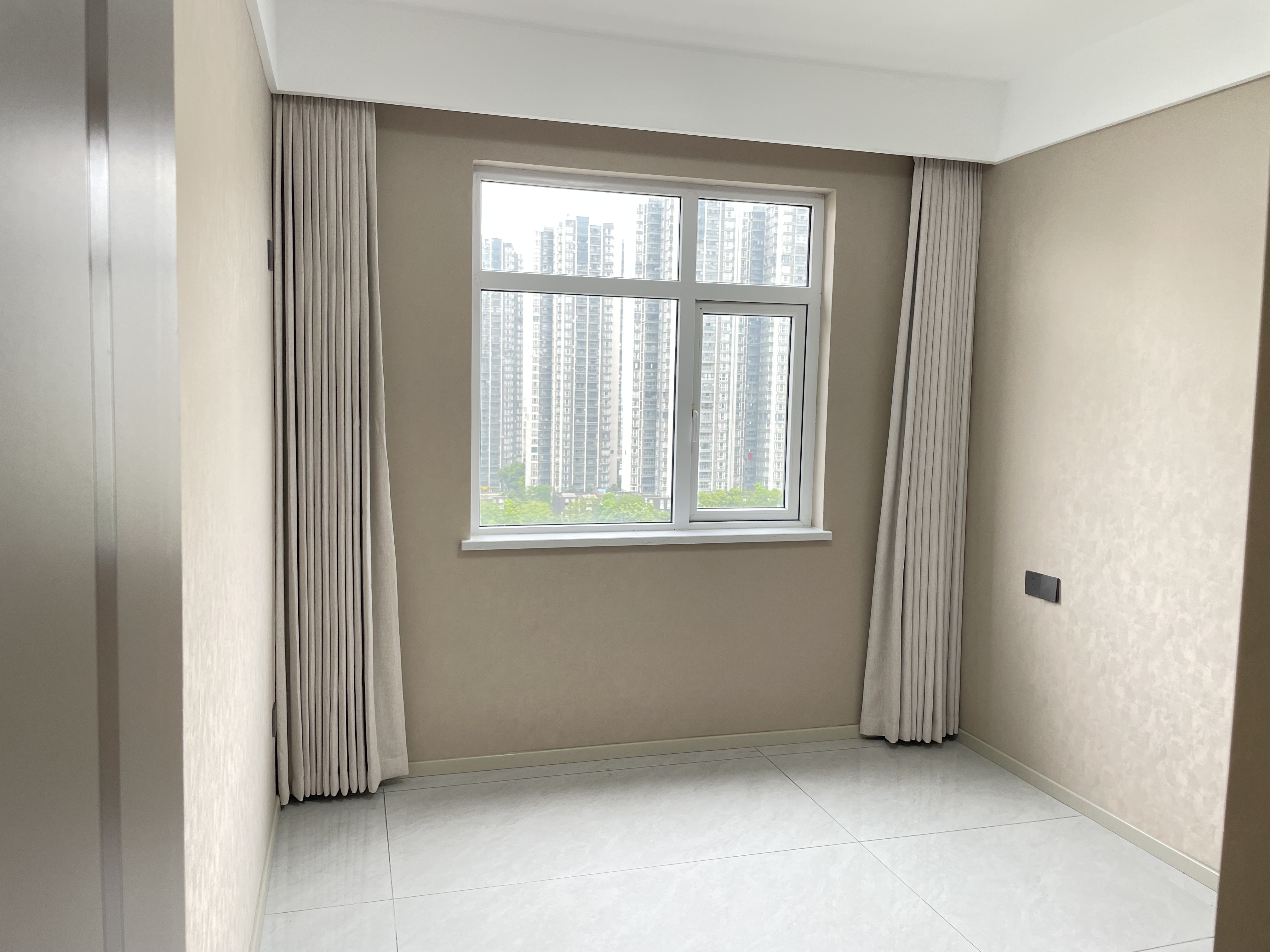 天诚缘3室2厅2卫全新精装修两证全满2年优价出售！