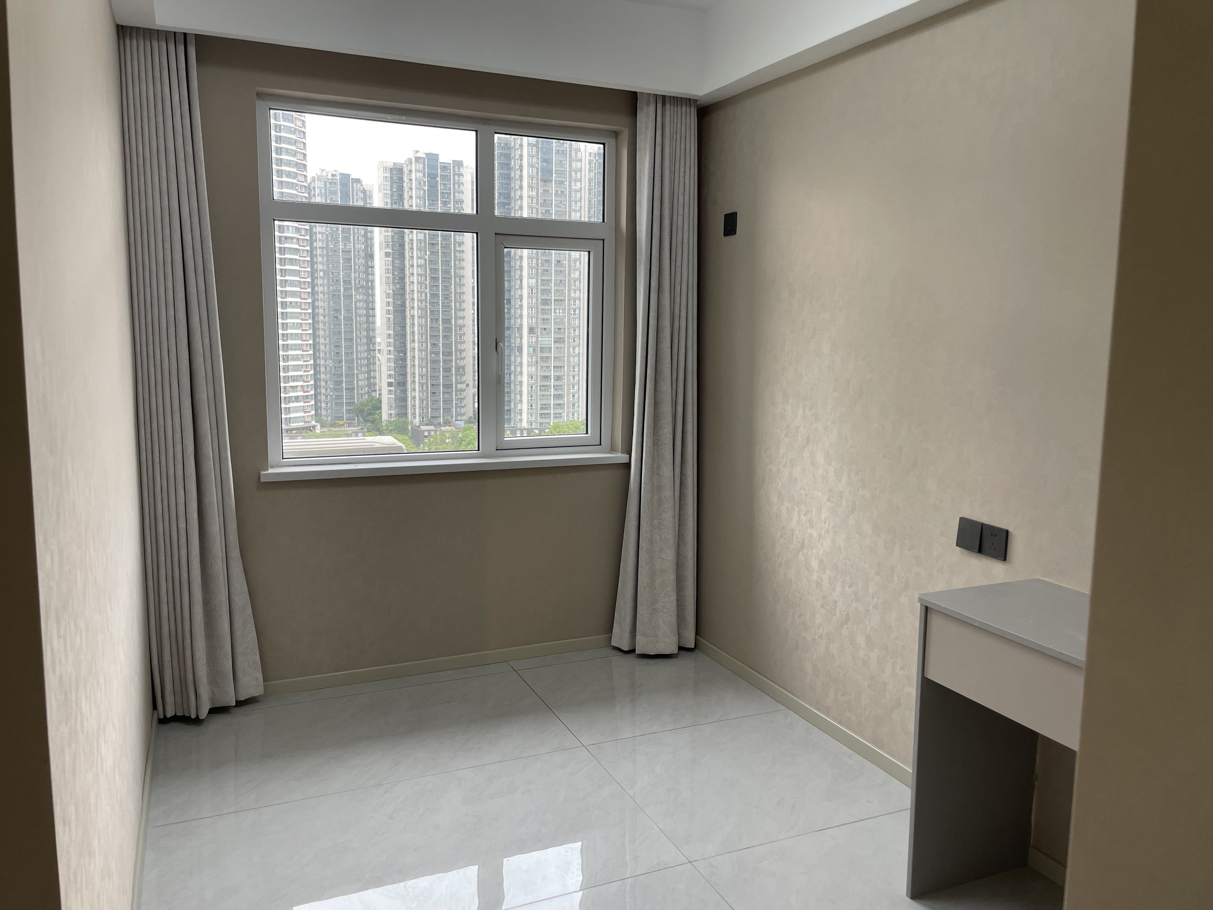 天诚缘3室2厅2卫全新精装修两证全满2年优价出售！