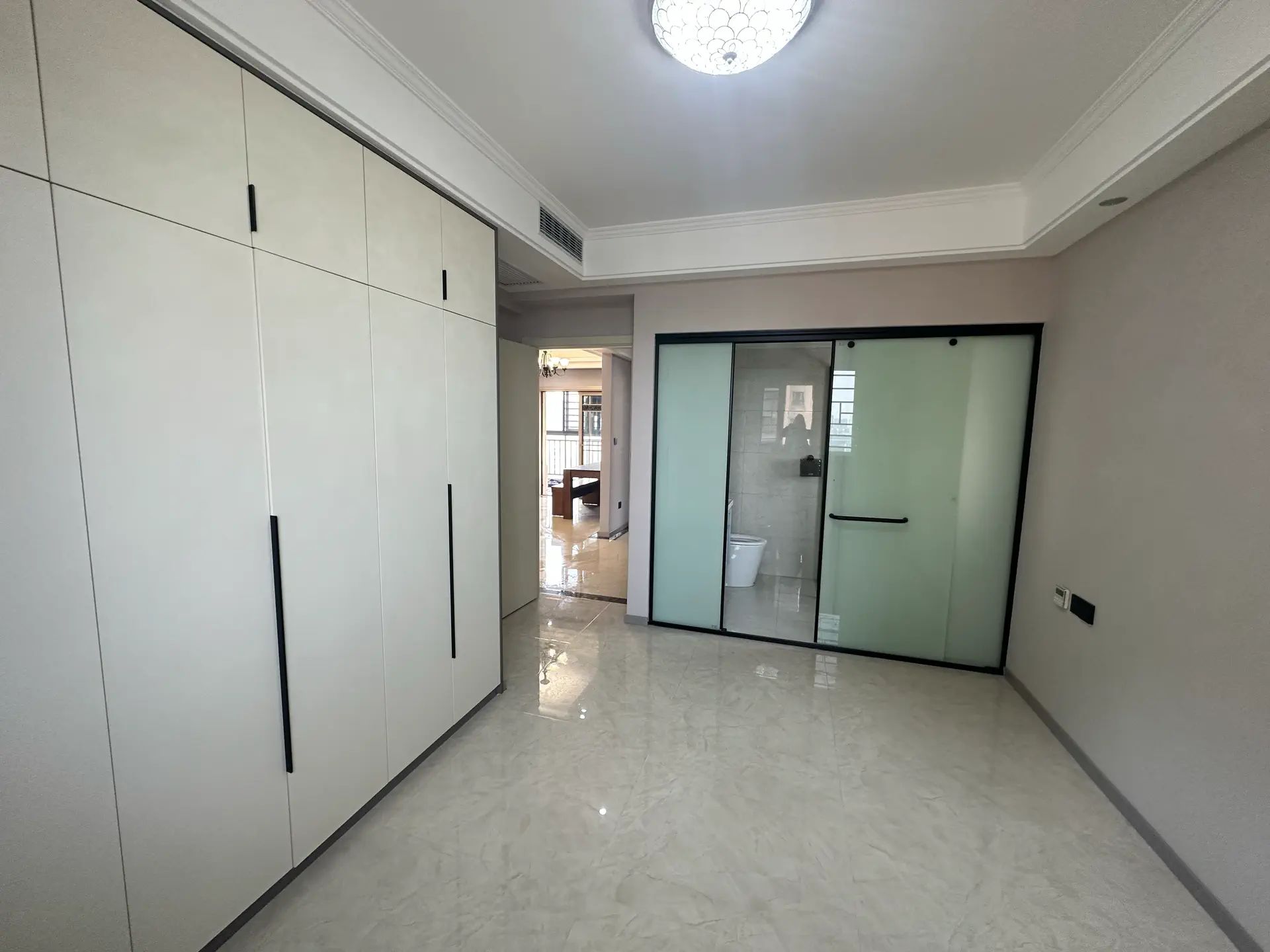 仙桃满庭春3室2厅2卫精装修家具家电齐全优价出售，居家的理想选择！