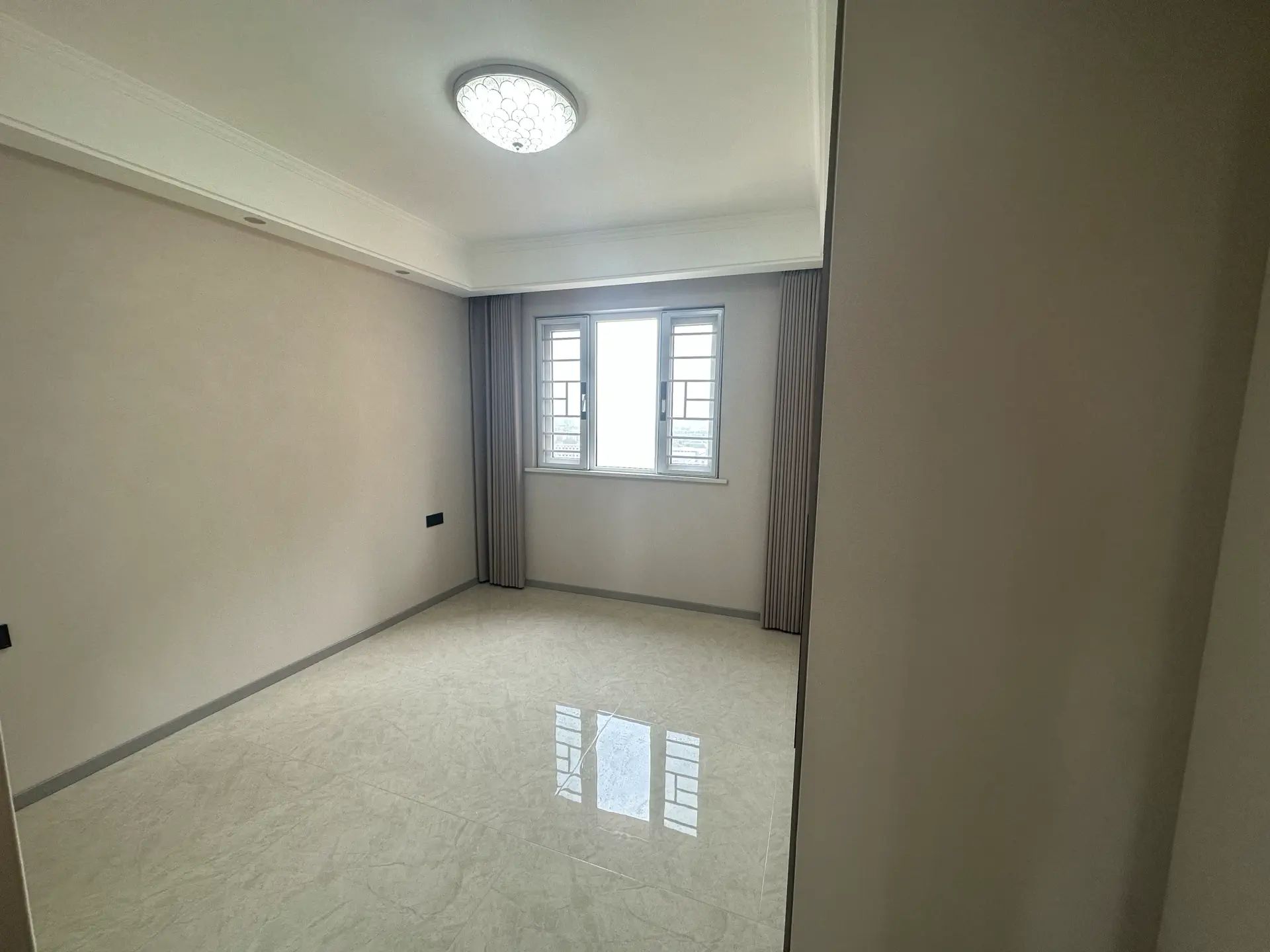 仙桃满庭春3室2厅2卫精装修家具家电齐全优价出售，居家的理想选择！