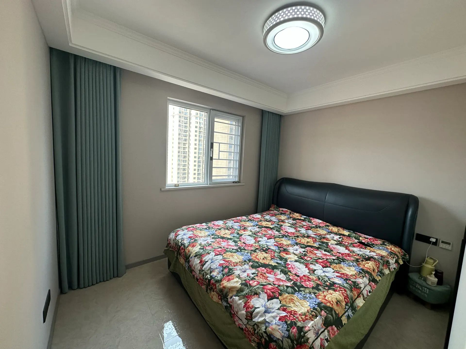 仙桃满庭春3室2厅2卫精装修家具家电齐全优价出售，居家的理想选择！