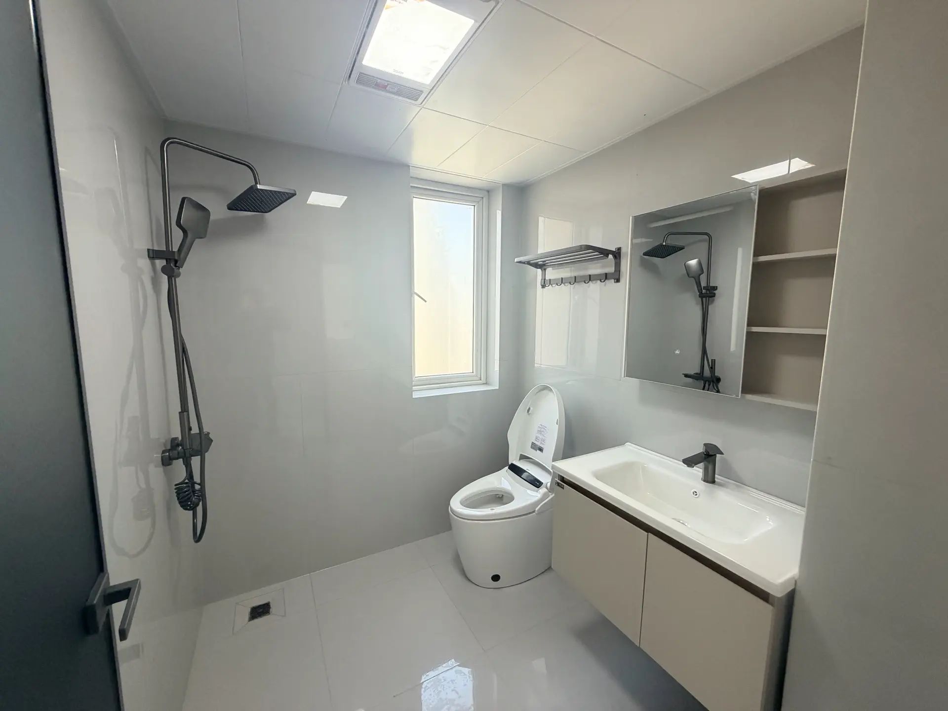 森林国际城4房两厅2卫精装修家具家电齐全，优价出售