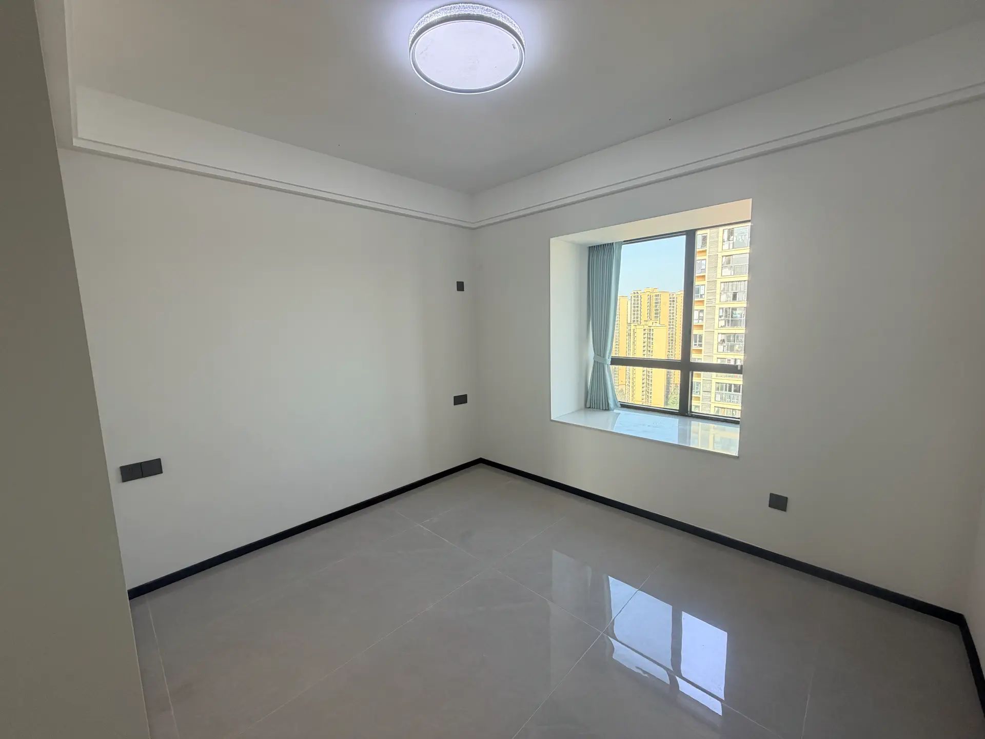 森林国际城4房两厅2卫精装修家具家电齐全，优价出售