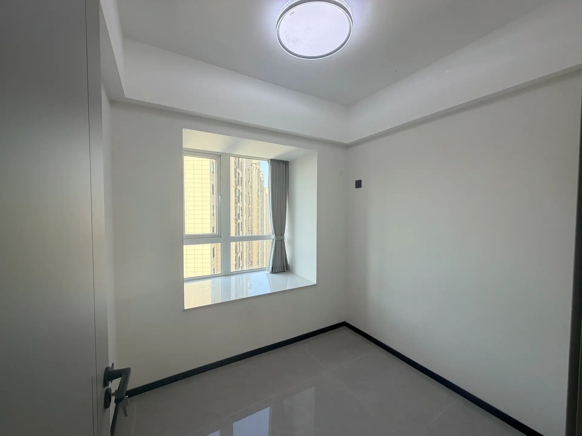 森林国际城4房两厅2卫精装修家具家电齐全，优价出售