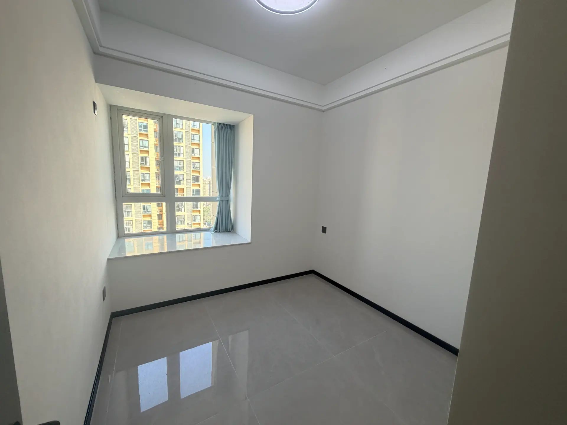 森林国际城4房两厅2卫精装修家具家电齐全，优价出售