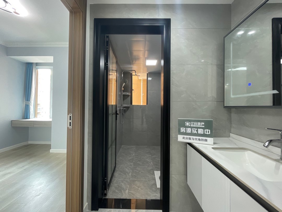 仙桃满庭春3室2厅1卫全新精装修，只住了几个月两证满2年优价出售！