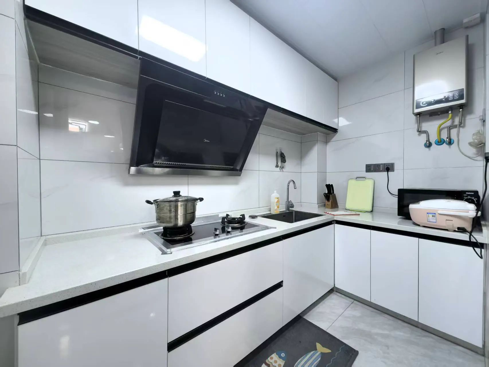 仙桃满庭春3室2厅1卫全新精装修，只住了几个月两证满2年优价出售！