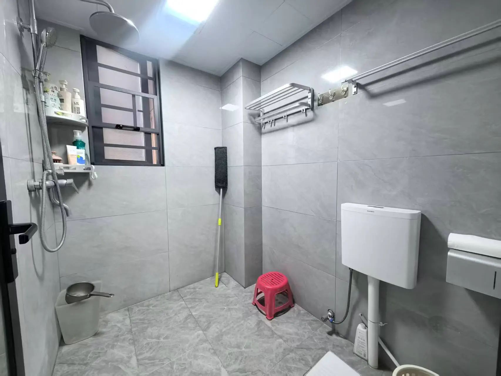 仙桃满庭春3室2厅1卫全新精装修，只住了几个月两证满2年优价出售！