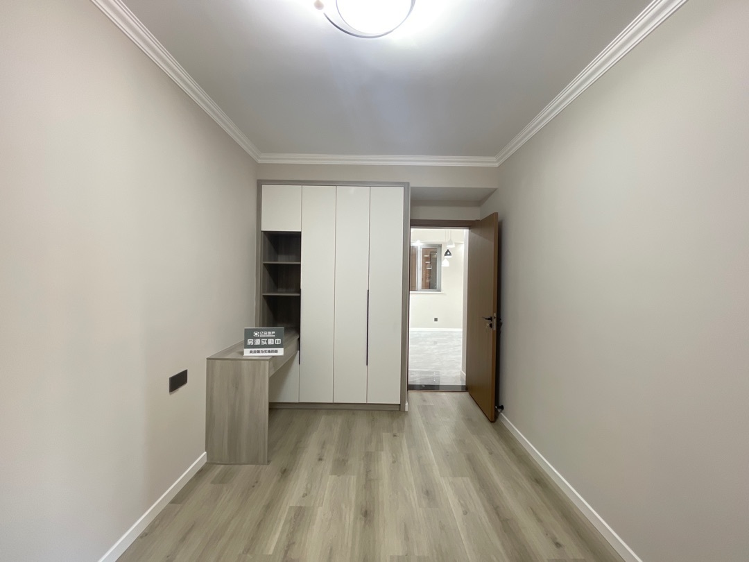 仙桃满庭春3室2厅1卫全新精装修，只住了几个月两证满2年优价出售！