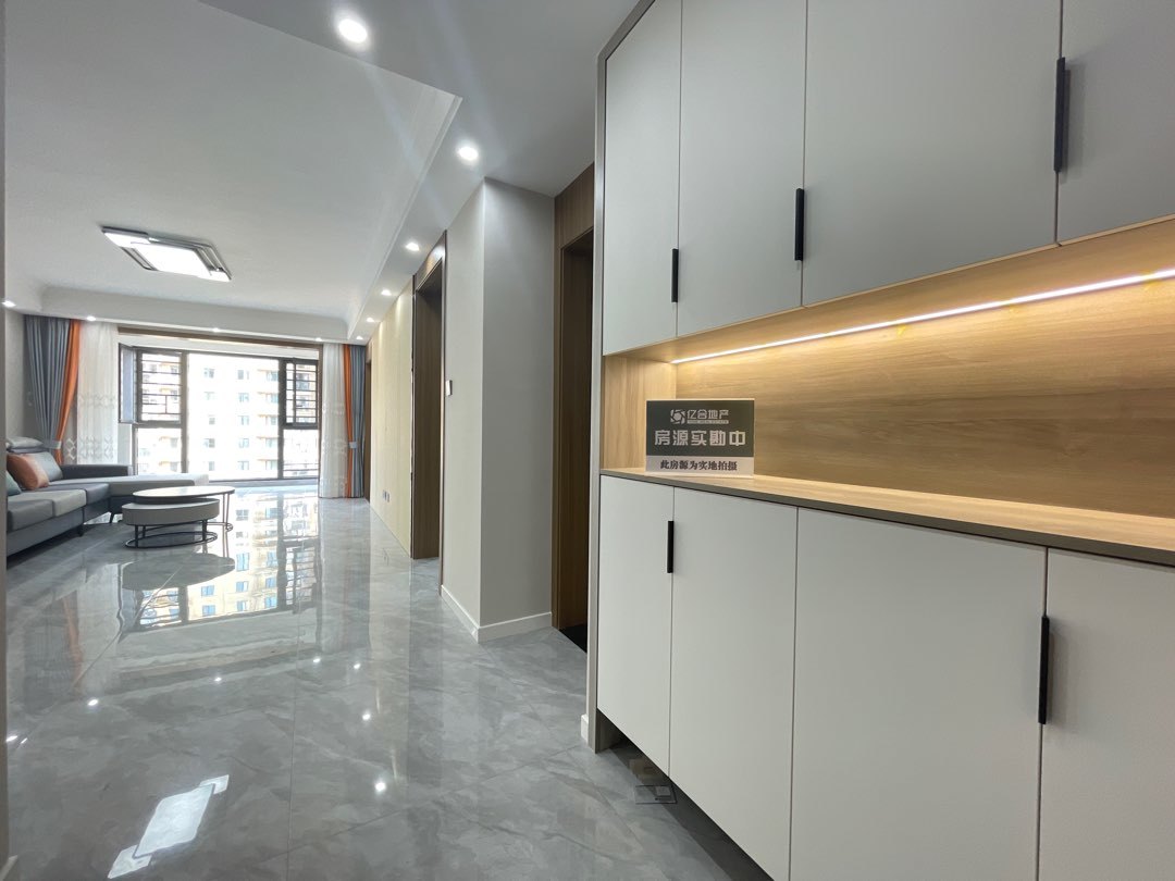 仙桃满庭春3室2厅1卫全新精装修，只住了几个月两证满2年优价出售！