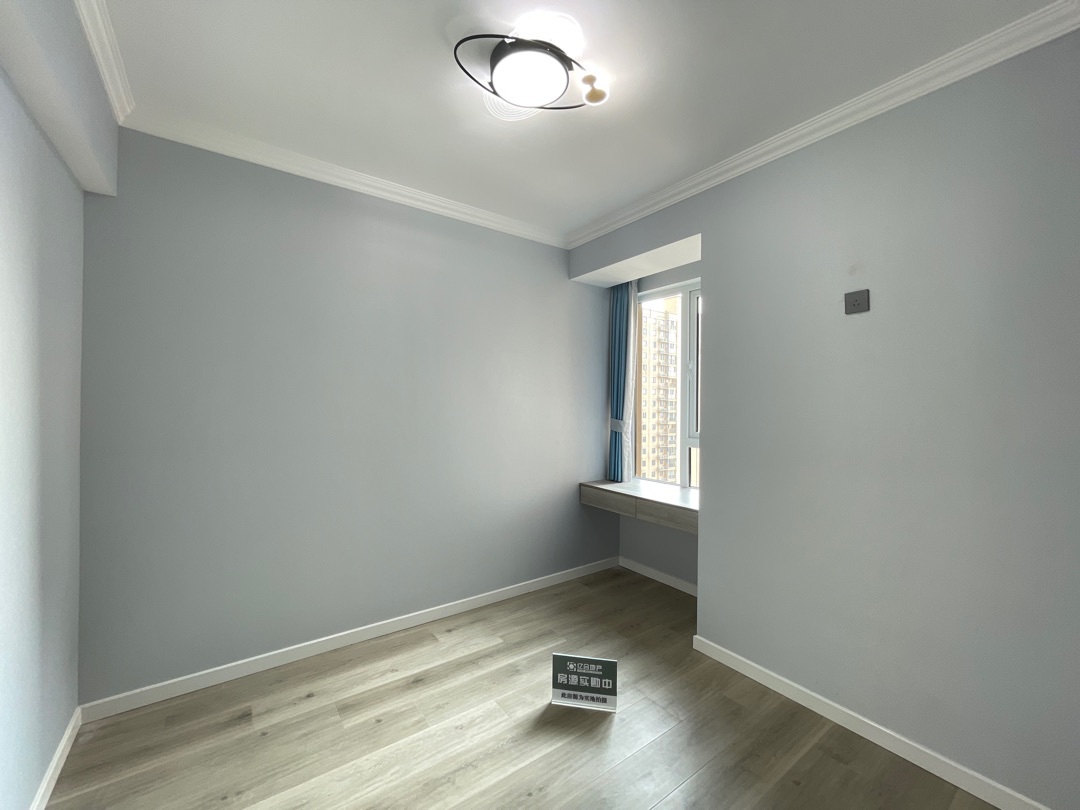 仙桃满庭春3室2厅1卫全新精装修，只住了几个月两证满2年优价出售！