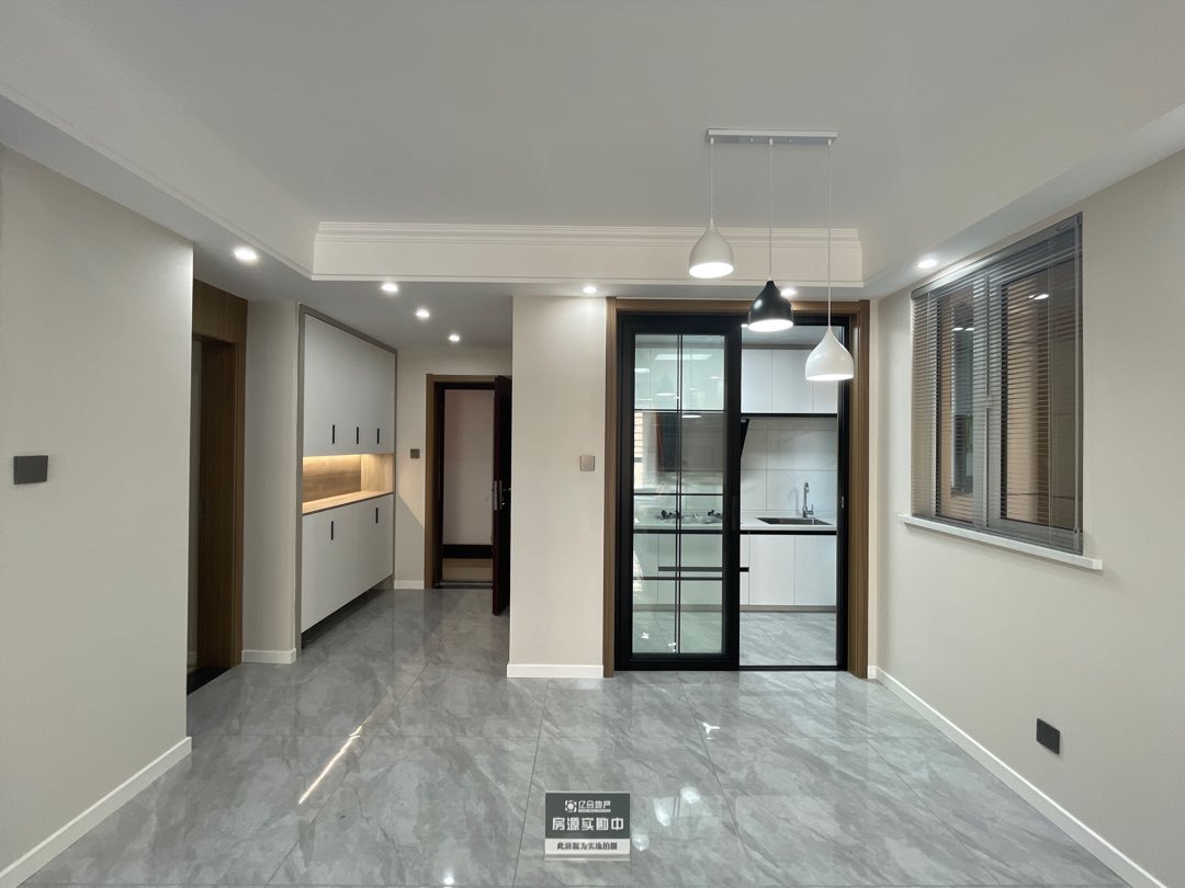 仙桃满庭春3室2厅1卫全新精装修，只住了几个月两证满2年优价出售！