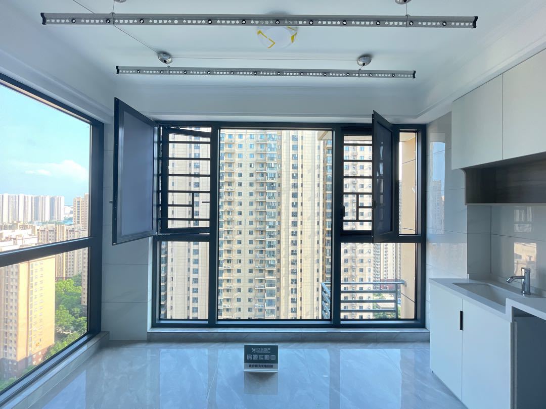 仙桃满庭春3室2厅1卫全新精装修，只住了几个月两证满2年优价出售！